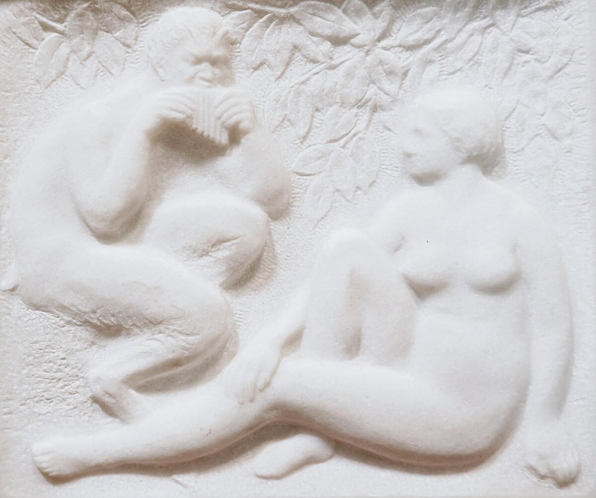 „Pan Et Nymphe“ Basrelief-Skulptur aus Carrara-Marmor, signiert Octave Larrieu (Französisch)