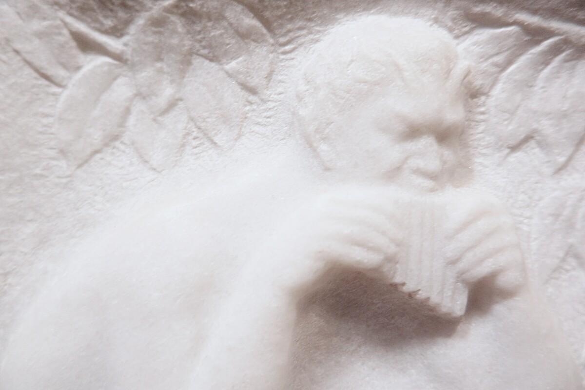 „Pan Et Nymphe“ Basrelief-Skulptur aus Carrara-Marmor, signiert Octave Larrieu im Zustand „Gut“ in Brussels , BE