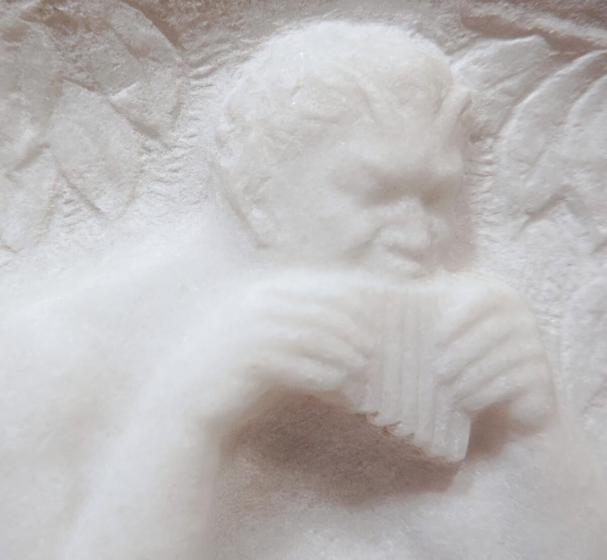 „Pan Et Nymphe“ Basrelief-Skulptur aus Carrara-Marmor, signiert Octave Larrieu (20. Jahrhundert)