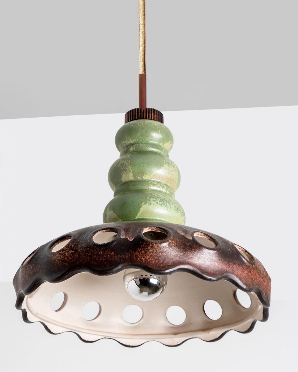 Beautiful round hanging lamp with an unusual shape, made with brown and green ceramic, manufactured in the 1970s in Germany.

Dimensions:
Diameter: 13.39