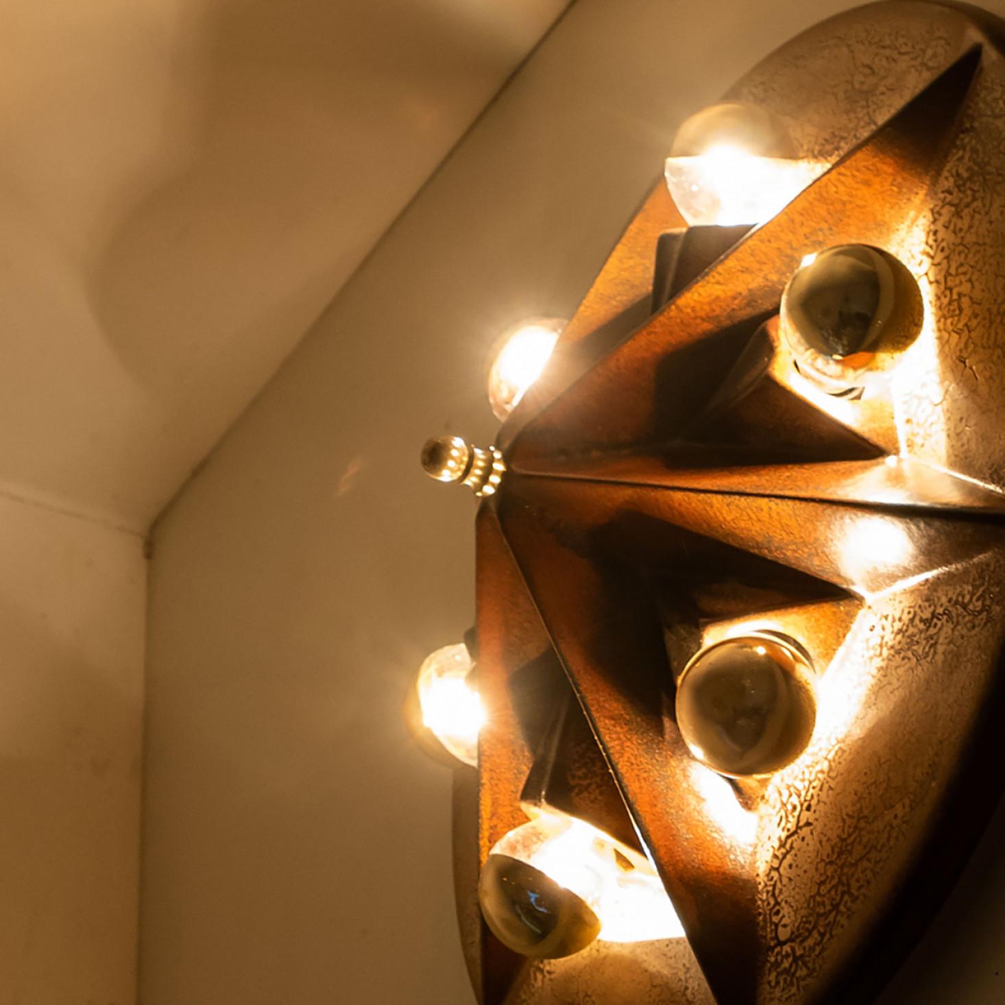 Schöne und grafische sternförmige Wand- oder Deckenleuchte aus brauner und beiger Keramik, hergestellt in den 1970er Jahren in Deutschland.

Wir haben goldene Spiegelglühbirnen verwendet (siehe Bilder), aber auch silberne Spiegel, zartes Gold oder