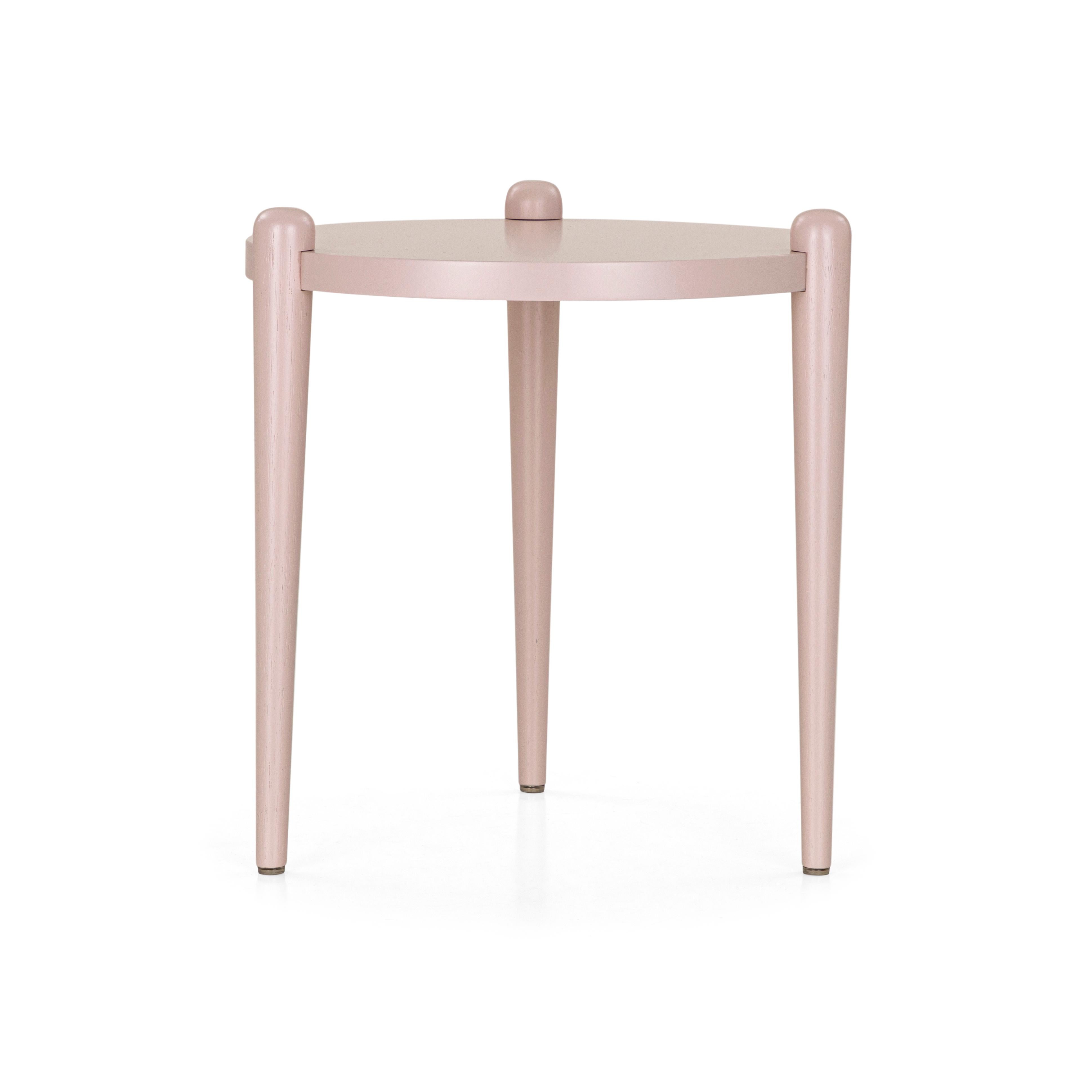 Ce magnifique ensemble créé par notre incroyable équipe de design Uultis Design est un ensemble de trois tables d'appoint en quartz rose clair avec des pieds en forme de cône qui donne une touche rétro offrant un style sophistiqué que vous ne