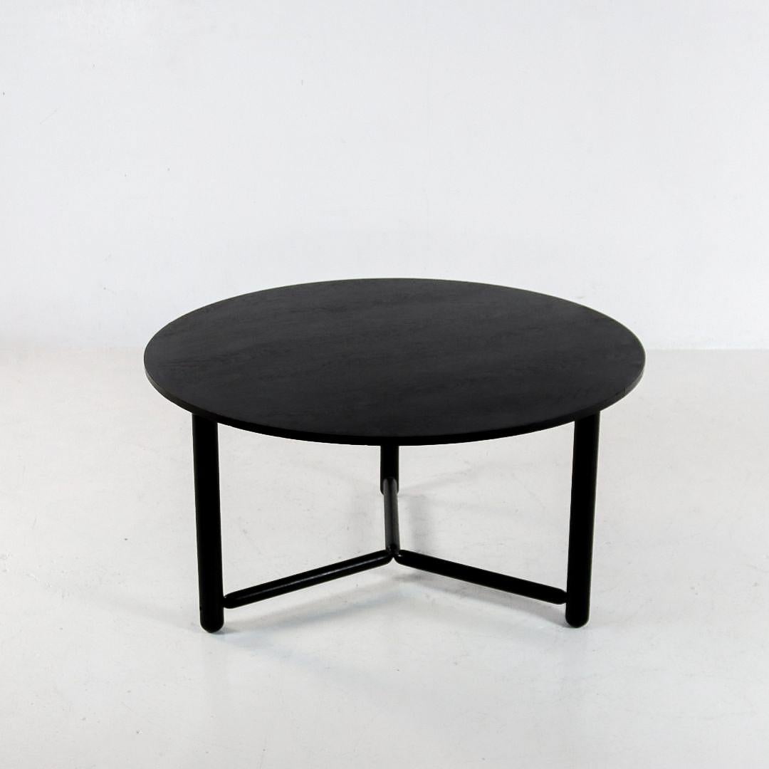 Äußerst seltener Esstisch von Vico Magistretti (Italien) für Rosenthal (Deutschland). Das Design der 1980er Jahre ist aus schwarz lackiertem Eschenholz gefertigt, dessen Maserung auf der Oberfläche sichtbar ist. Der Tisch passt zu den ebenso