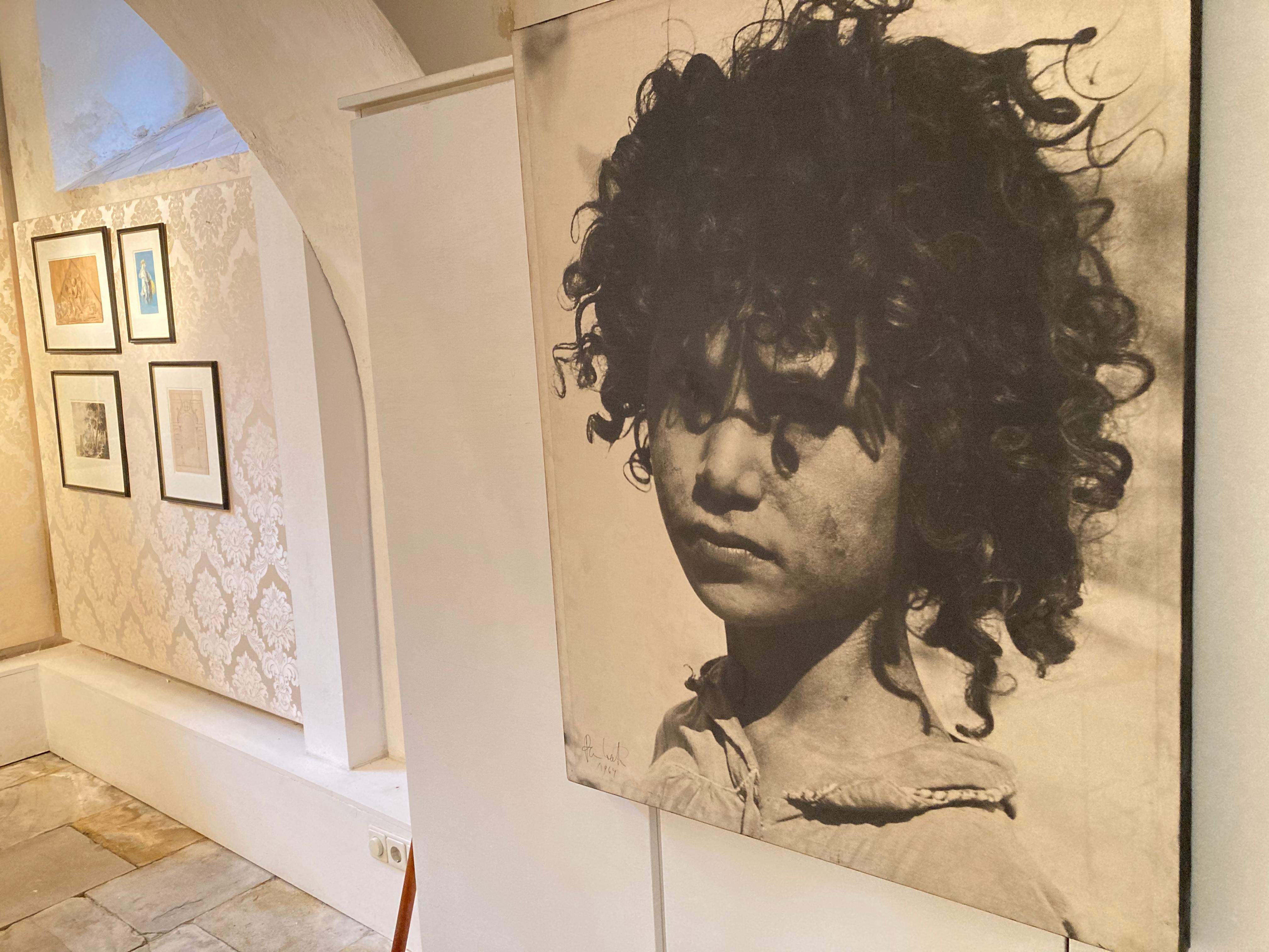PAN Walther, Großes Foto auf Leinwand, Foto eines Jungen, Unikat, signiert und datiert (Schwarz), Figurative Photograph, von Walther Pan