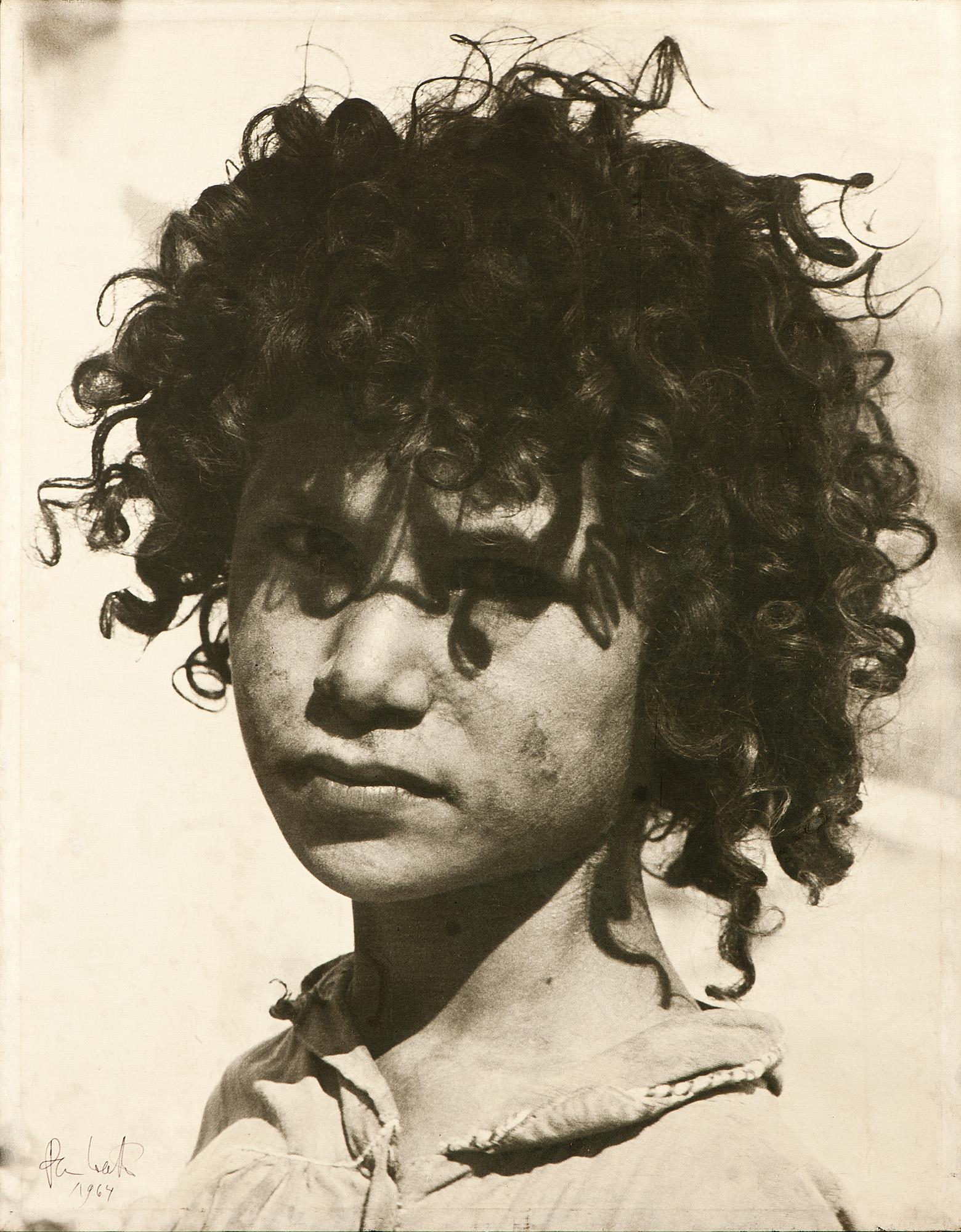 PAN Walther, Großes Foto auf Leinwand, Foto eines Jungen, Unikat, signiert und datiert (Moderne), Photograph, von Walther Pan
