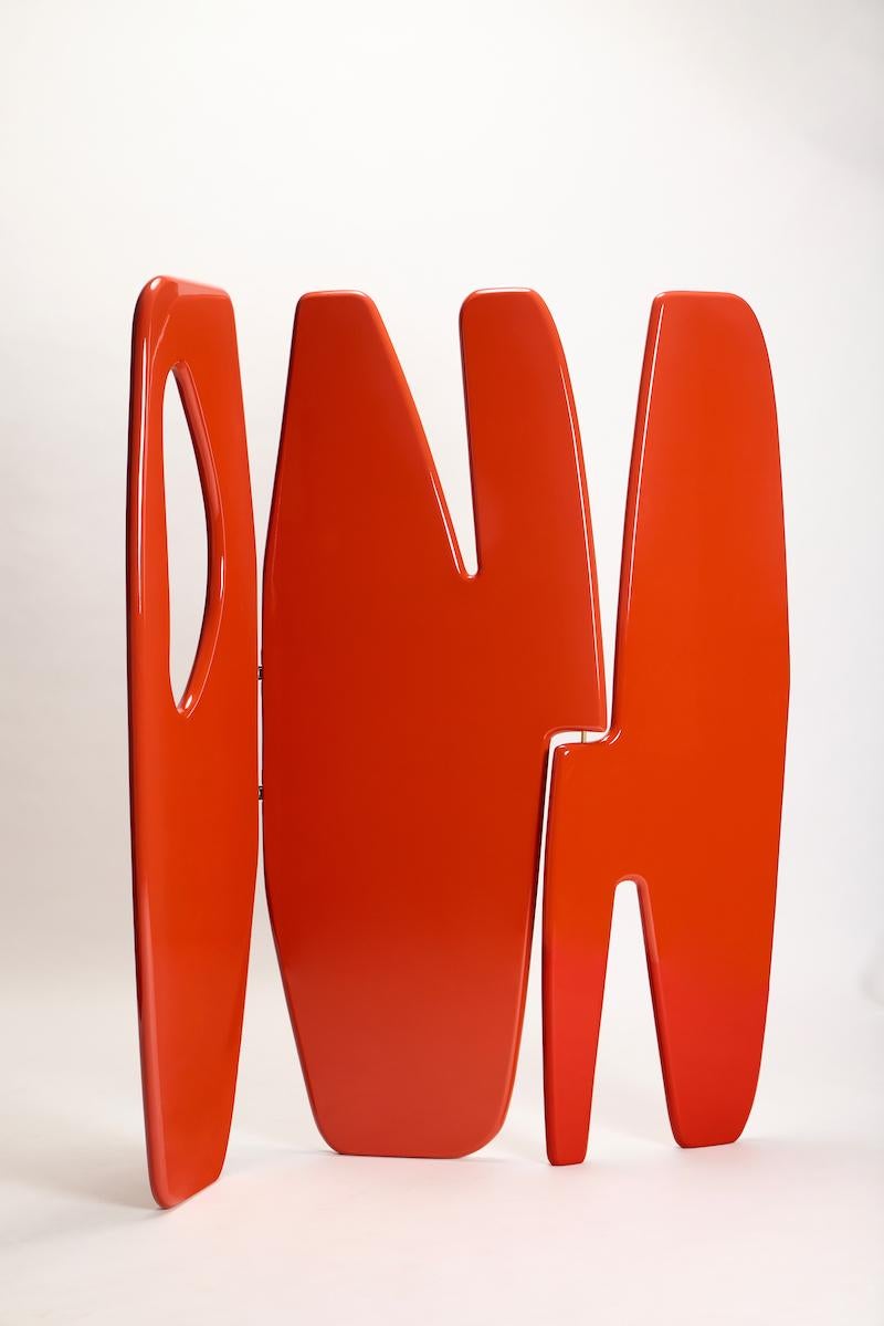 Une pièce unique. Aucun autre terme ne peut mieux définir l'incroyable puissance qui émane des écransPanama. Ce paravent laqué de Reda Amalou est bien plus qu'une simple pièce de design, c'est une œuvre d'art qui raconte une histoire.Fabriqué à la