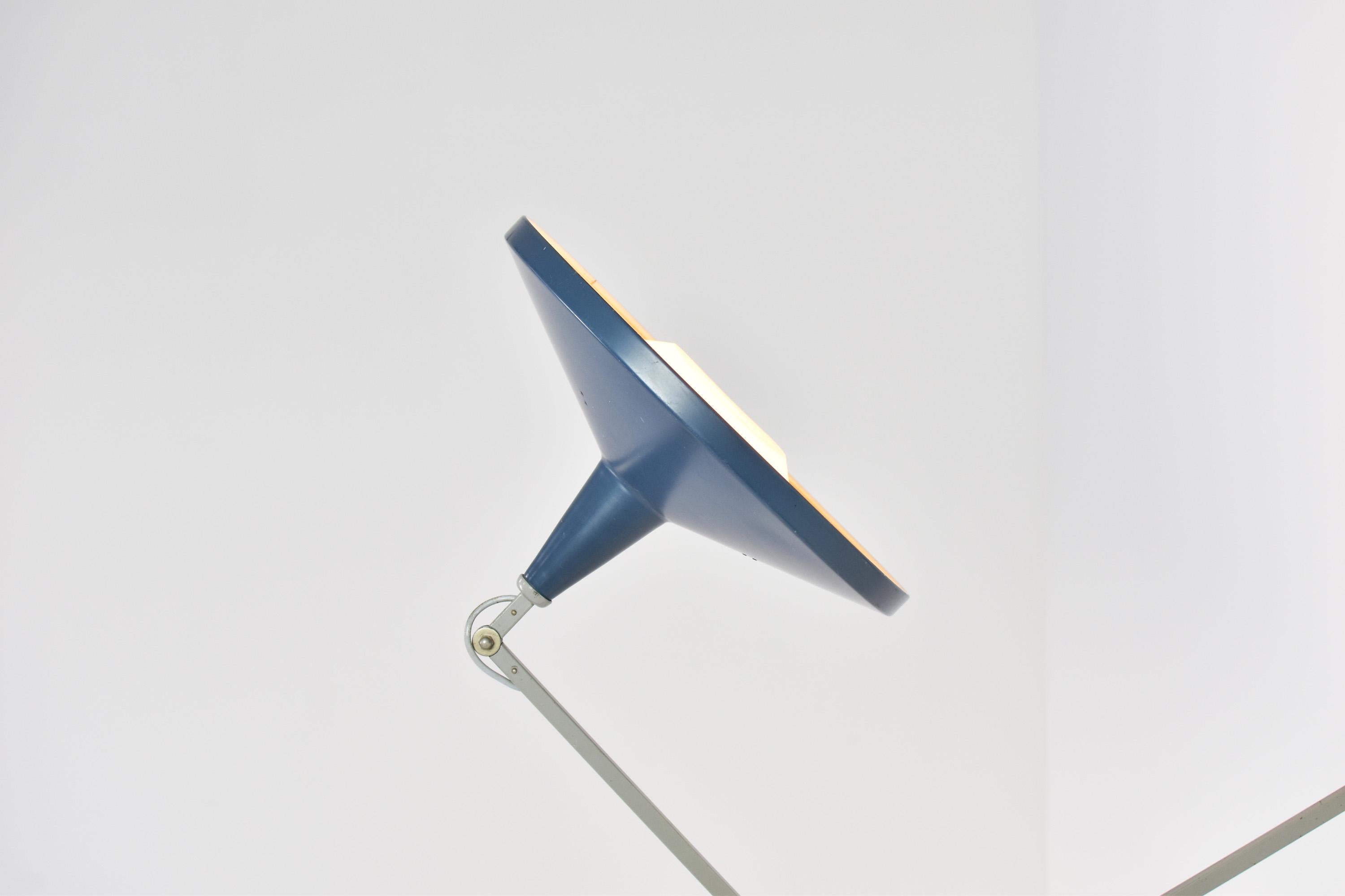 Early edition of this wall mounted ‘Panama’ lamp by Wim Rietveld for Gispen, The Netherlands, 1955. Model No. 4050 with its original blue lacquered shade and comes with the original (!) diffuser (which is missing in 99 of 100 lamps). This lamp can