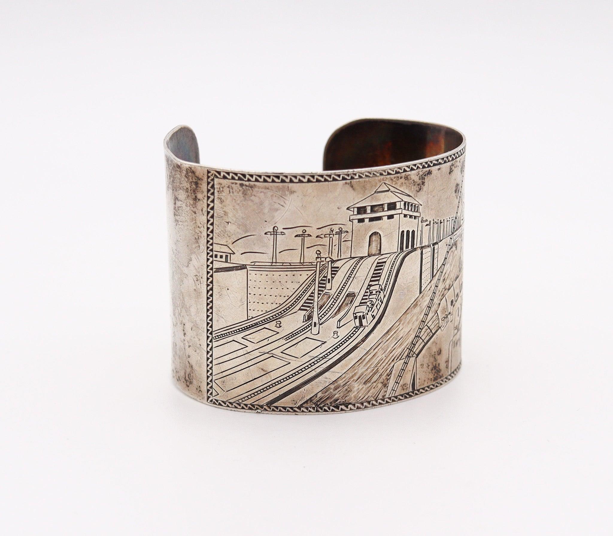 Bracciale con incisione dell'Esposizione di Panama-Pacifico del 1915 in argento 925 In condizioni ottime in vendita a Miami, FL