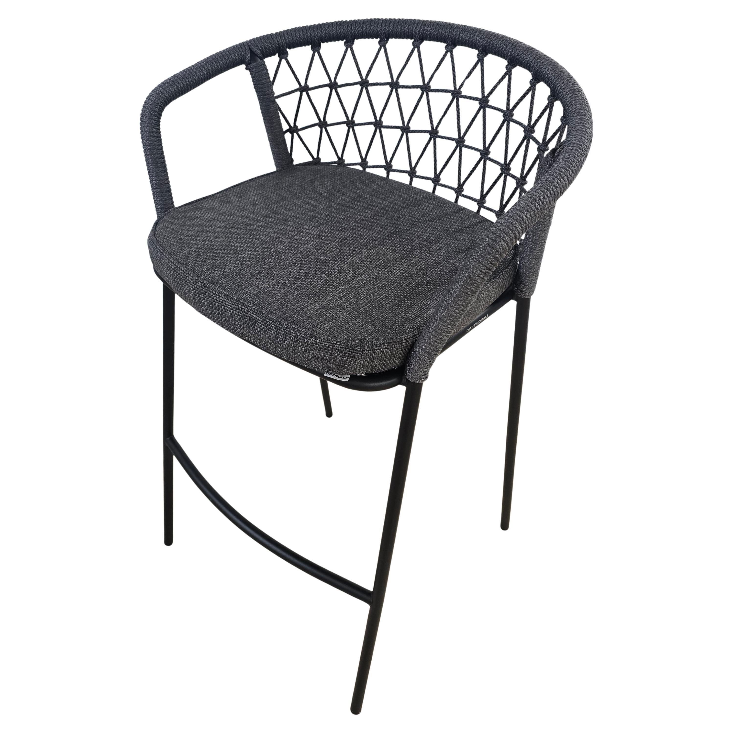 L'idée de Panarea est ancrée dans le littoral méditerranéen, dans les couleurs et la brise rafraîchissante d'un dîner en plein air sur une terrasse face à la mer. 

Tabouret de bar doté d'un élément traditionnel en corde de polypropylène tissée à la