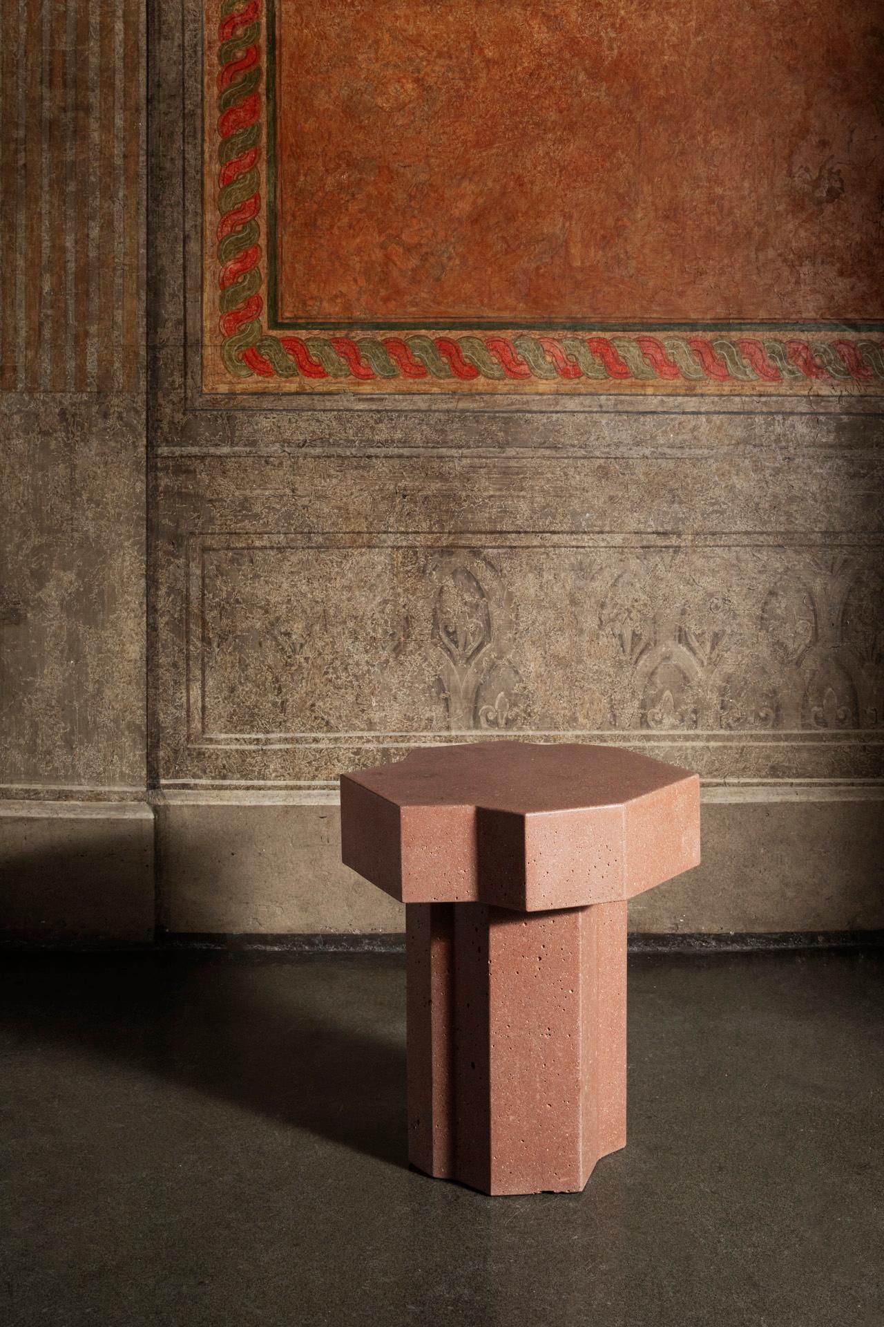 Dattilo è un tavolino in cemento UHPC progettato da Paolo Cappello per Forma & Cemento e fa parte della Collectional Panarea. Nasce dall'incontro tra materia pura e linee essenziali, come un frammento che riemerge dal profilo roccioso delle Isole