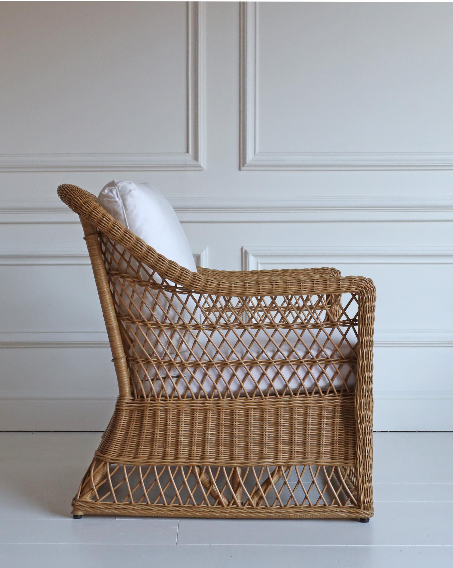 Fauteuil en rotin et canne tressés à la main.

Coussins en coton blanc inclus. 

Dimensions:-

H 88 x L 75 x P 80cm

Siège H 47 x D 65cm

*Produit fabriqué à la main avec des fibres naturelles. La finition et la couleur varient d'une pièce à l'autre.