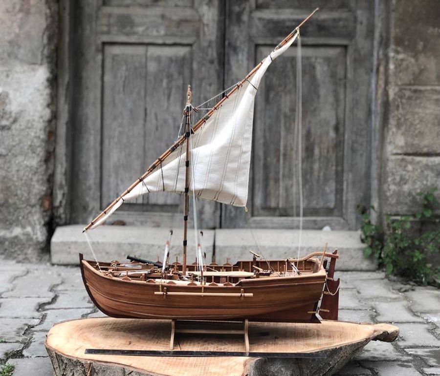 Dieses handgefertigte Segelbootmodell ist wirklich ein besonderes Stück. Die anmutigen Akzente aus Mahagoni- und Lorbeerholz machen ihn ästhetisch schön. Mit einer Länge von 23 Zoll und einer Breite von 7 Zoll ist er sehr leicht und einfach zu