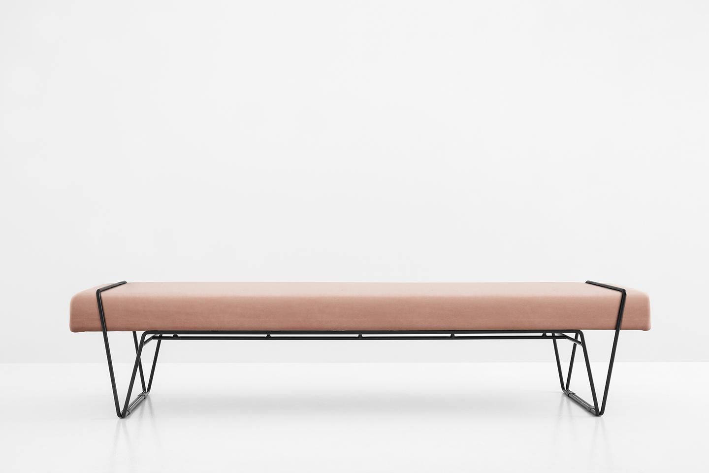 PANCHINA Bench in Painted Metal and Brass Upholstered in Mohair
Bench with a structure in matte black painted metal and oxidized brass details.
Padded in polyurethane foam, upholstered in pink mohair.
Available upon request in: SATIN and