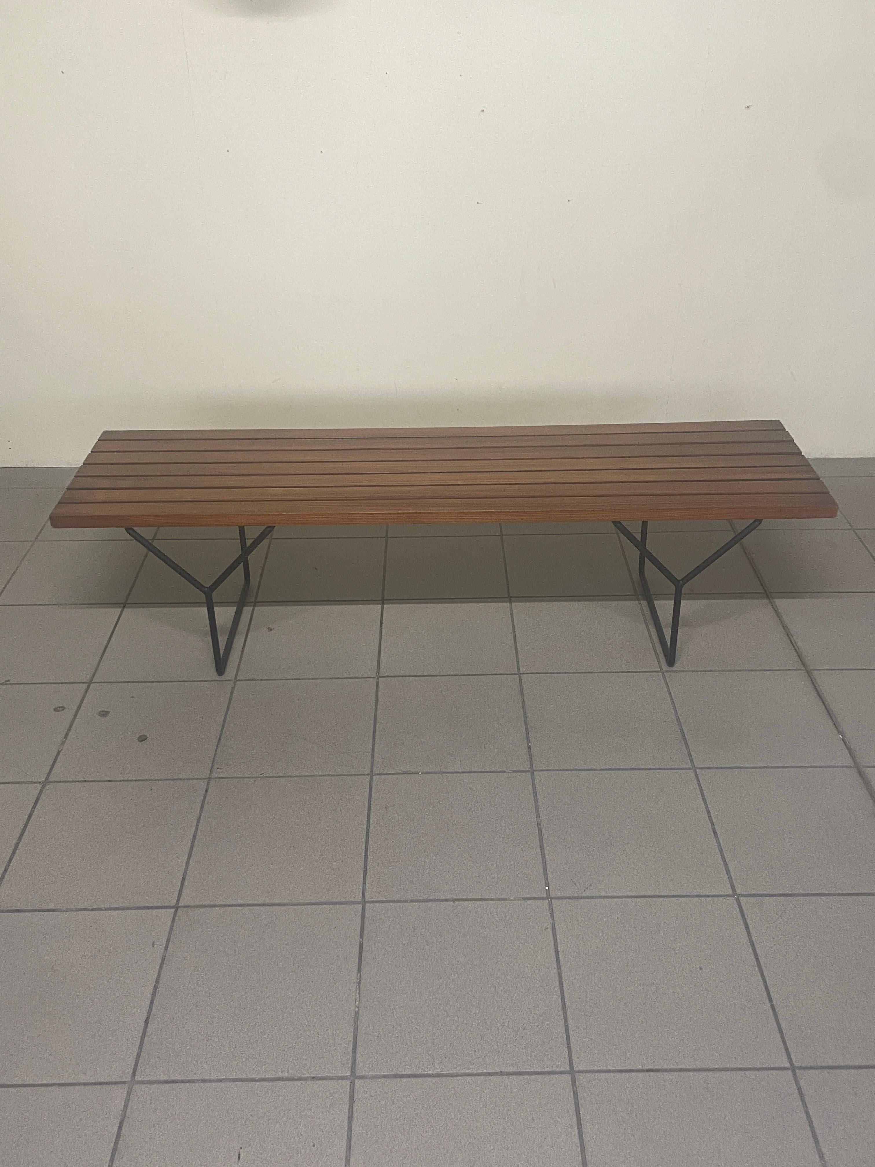 Banc modèle 400 créé par Harry Bertoia et produit par Knoll International à la fin des années 1960/début des années 1970. 

Le banc se compose de sept lattes en bois de teck et d'une délicate structure en acier laqué noir. 

Ce banc au design