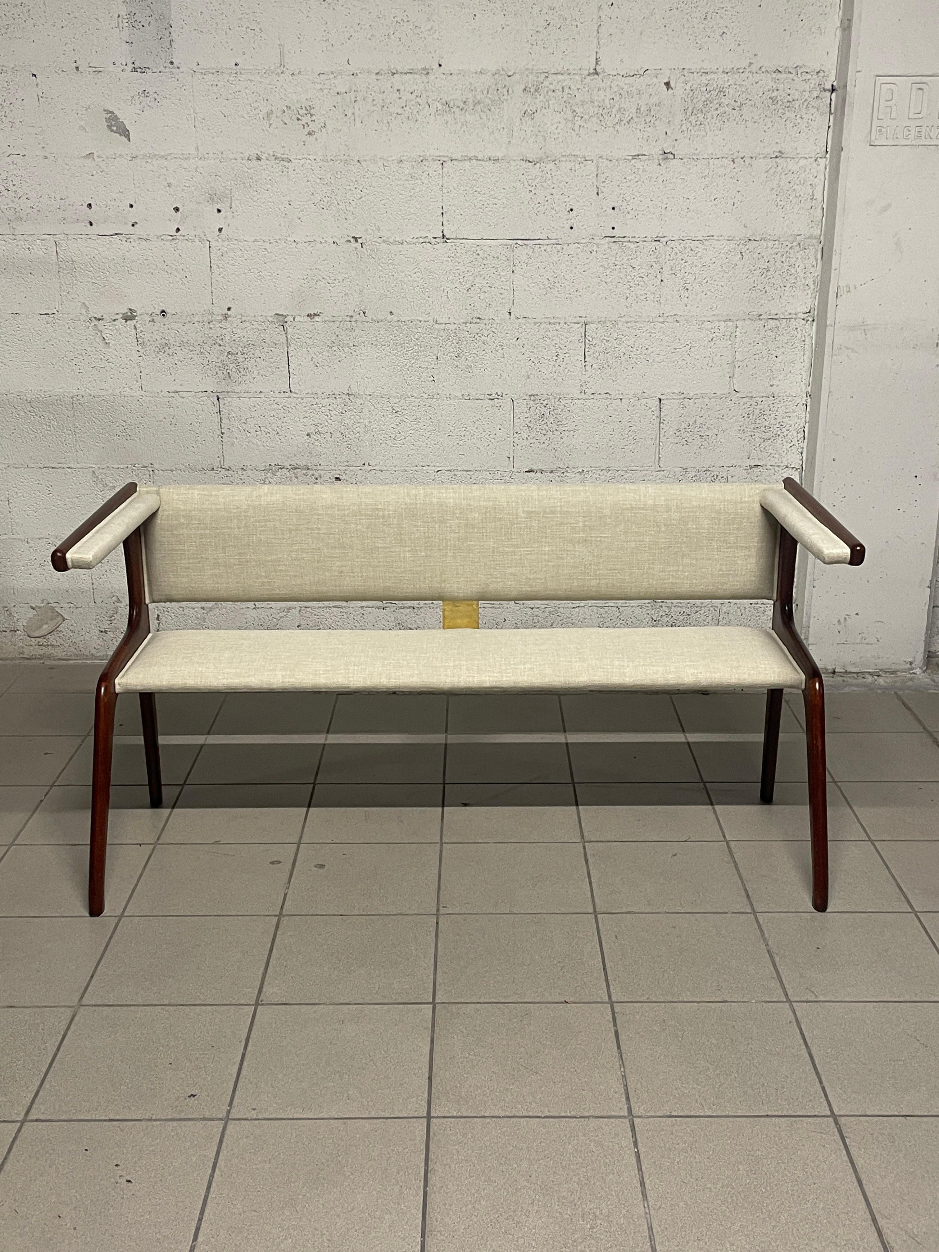 Banc des années 1950 avec des supports en bois de hêtre et une nouvelle tapisserie en tissu avec des détails en laiton.

Banc utilisé dans une salle d'attente en raison de la particularité de sa structure.

De petite taille, il convient donc à un