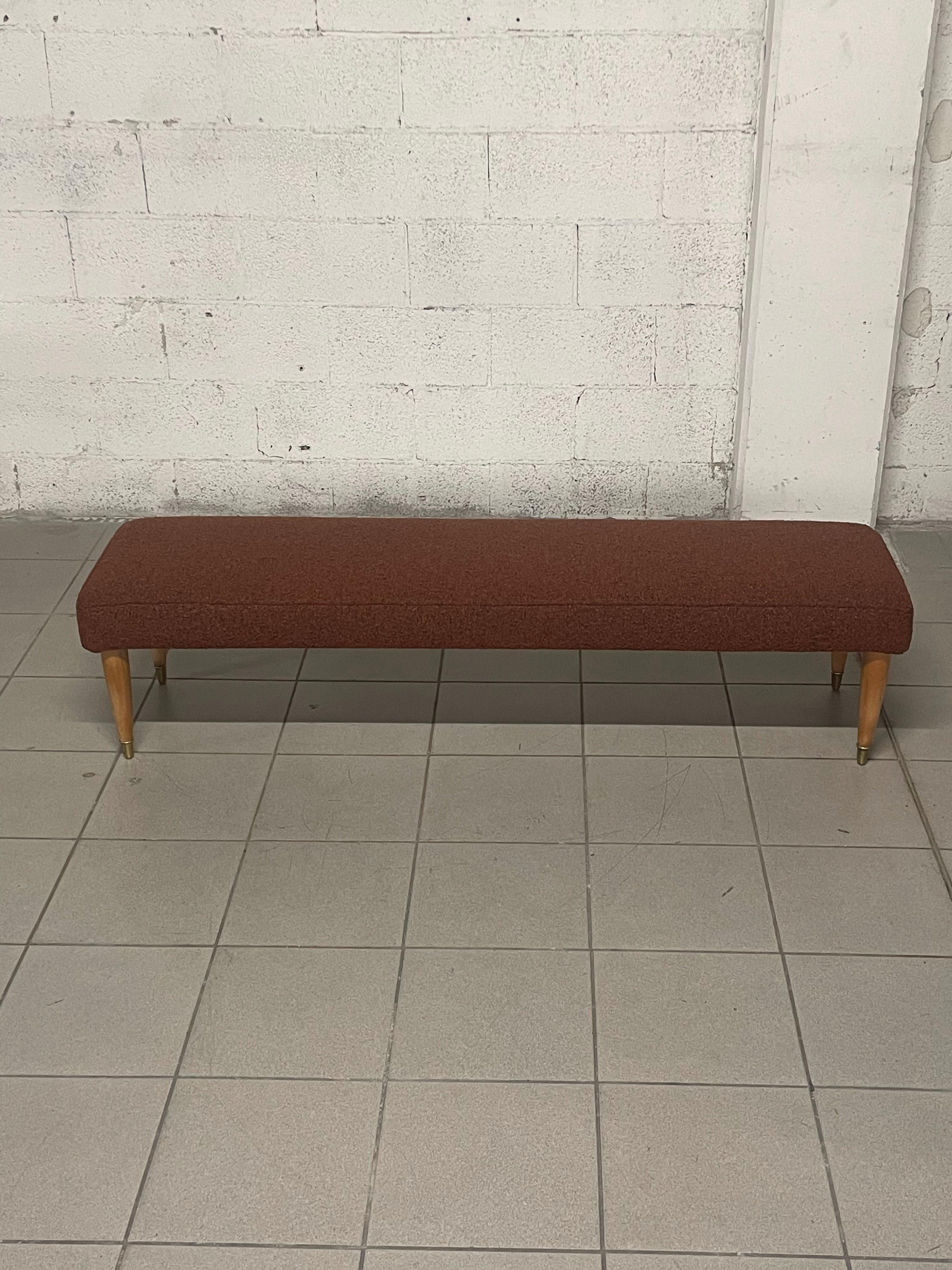 Mid-Century Modern 1950s bench made of maple wood and new upholstery For Sale