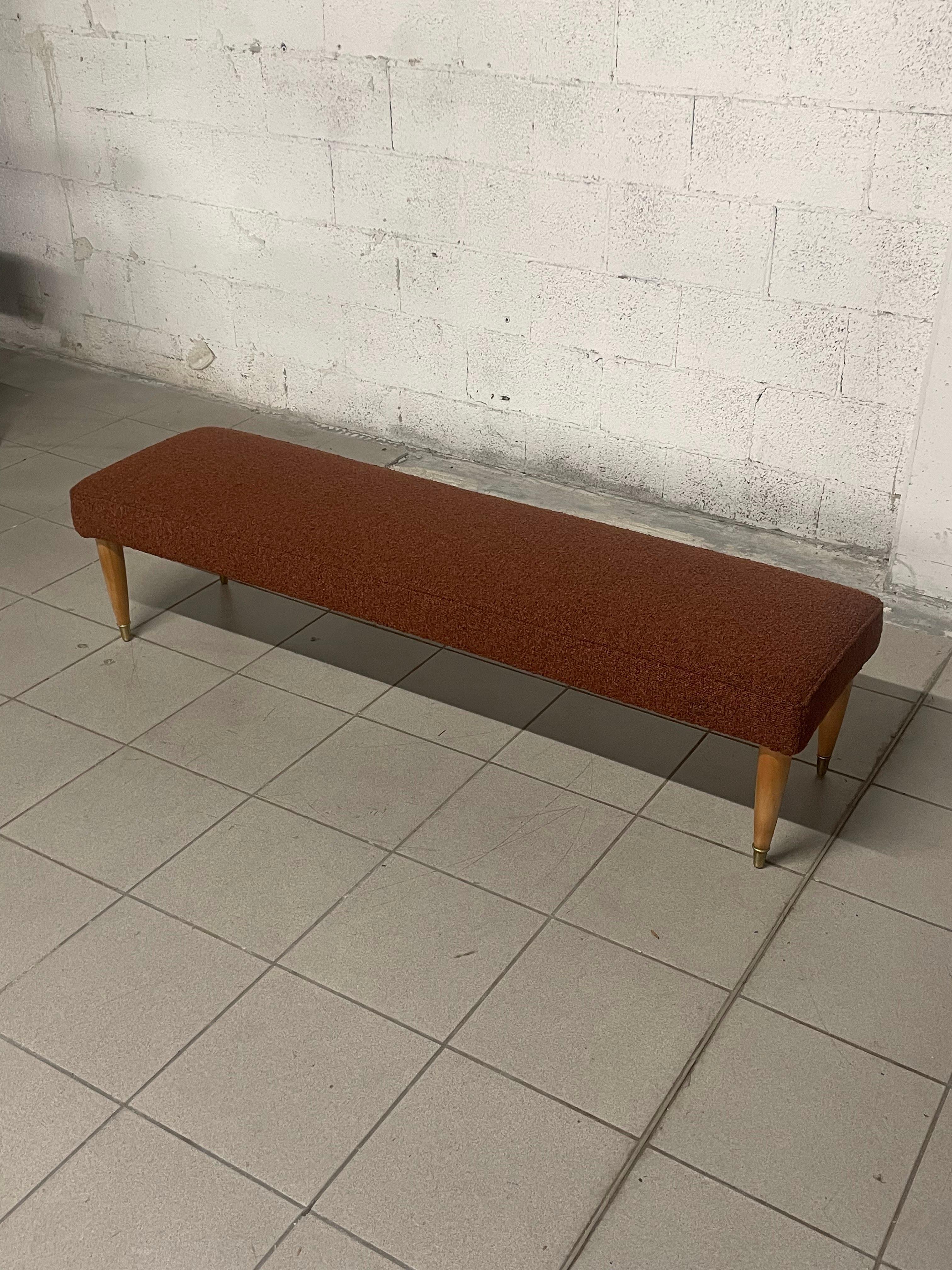 Italian 1950s bench made of maple wood and new upholstery For Sale