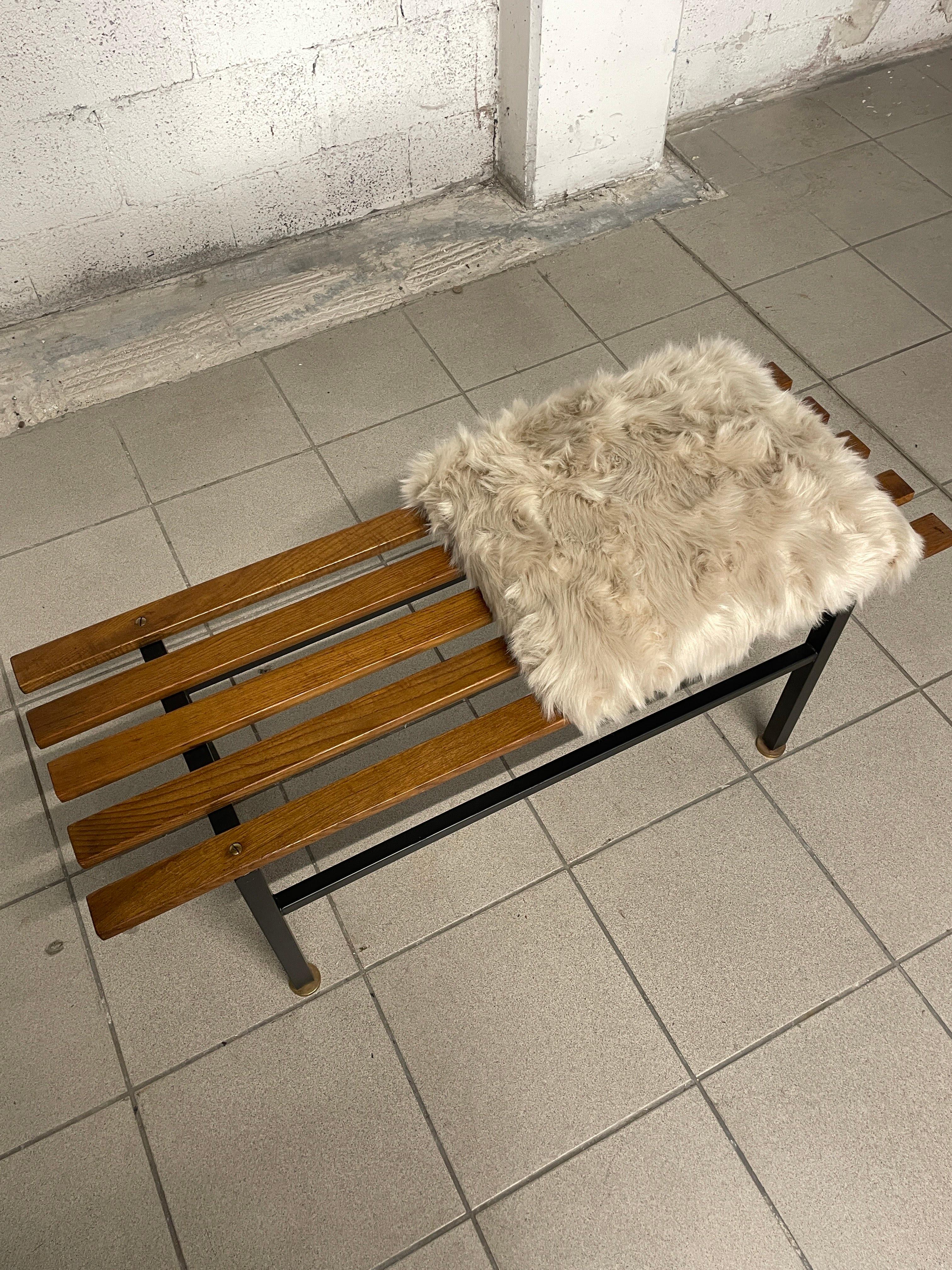 Panca anni '60 con cuscino in ecopelliccia in vendita 10