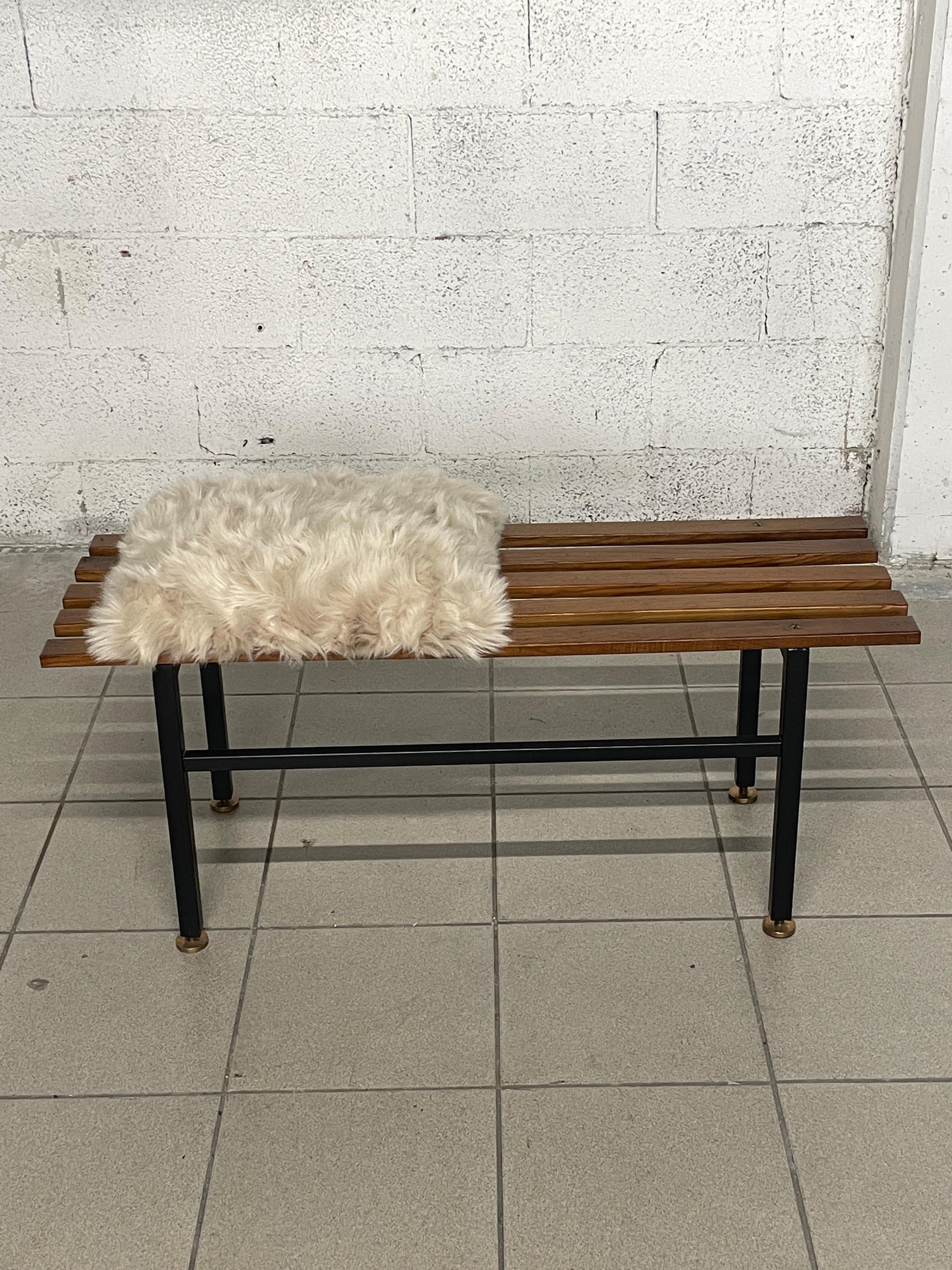 Panca in teak anni '60 con cuscino in tessuto di pelliccia ecologica.

Struttura in ferro e piedini regolabili in ottone.

Una soluzione pratica e sfiziosa data dall'aggiunta del cuscino in ecopelliccia che oltre a dare luce alla serie di larghe