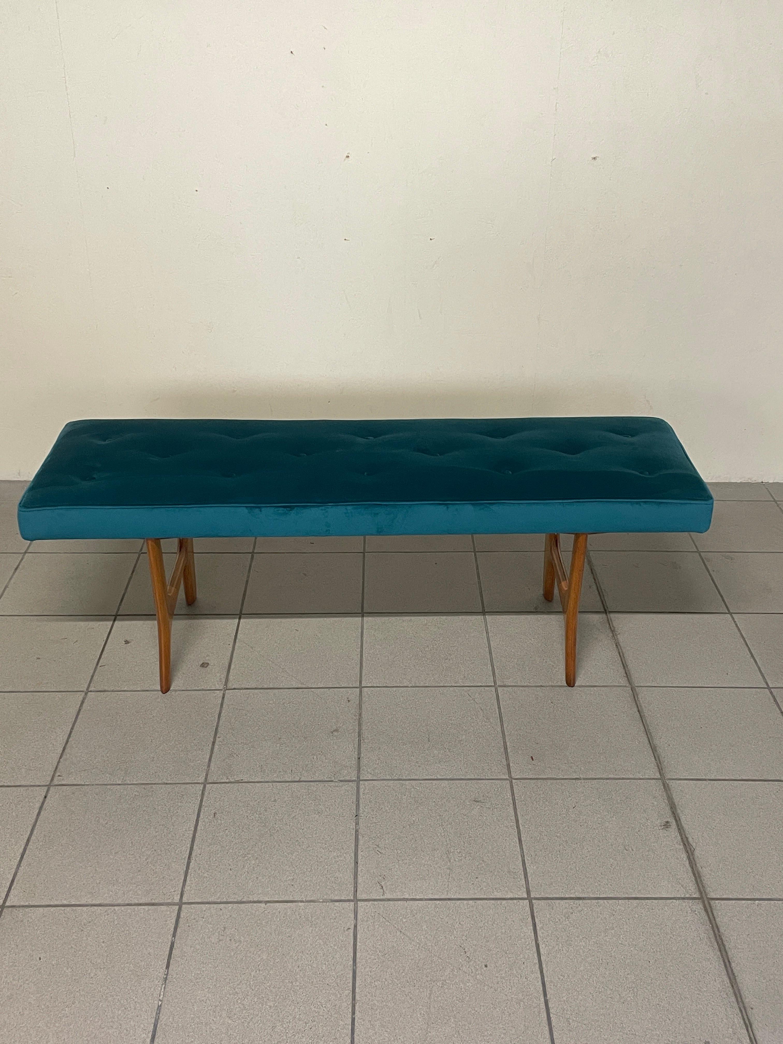 Elegante panca da parete anni '50.

Gambe sagomate in legno d'acero e seduta con nuovo rivestimento in tessuto simil velluto, lavabile e antimacchia.

Pratica e ideale per qualsiasi ambiente.