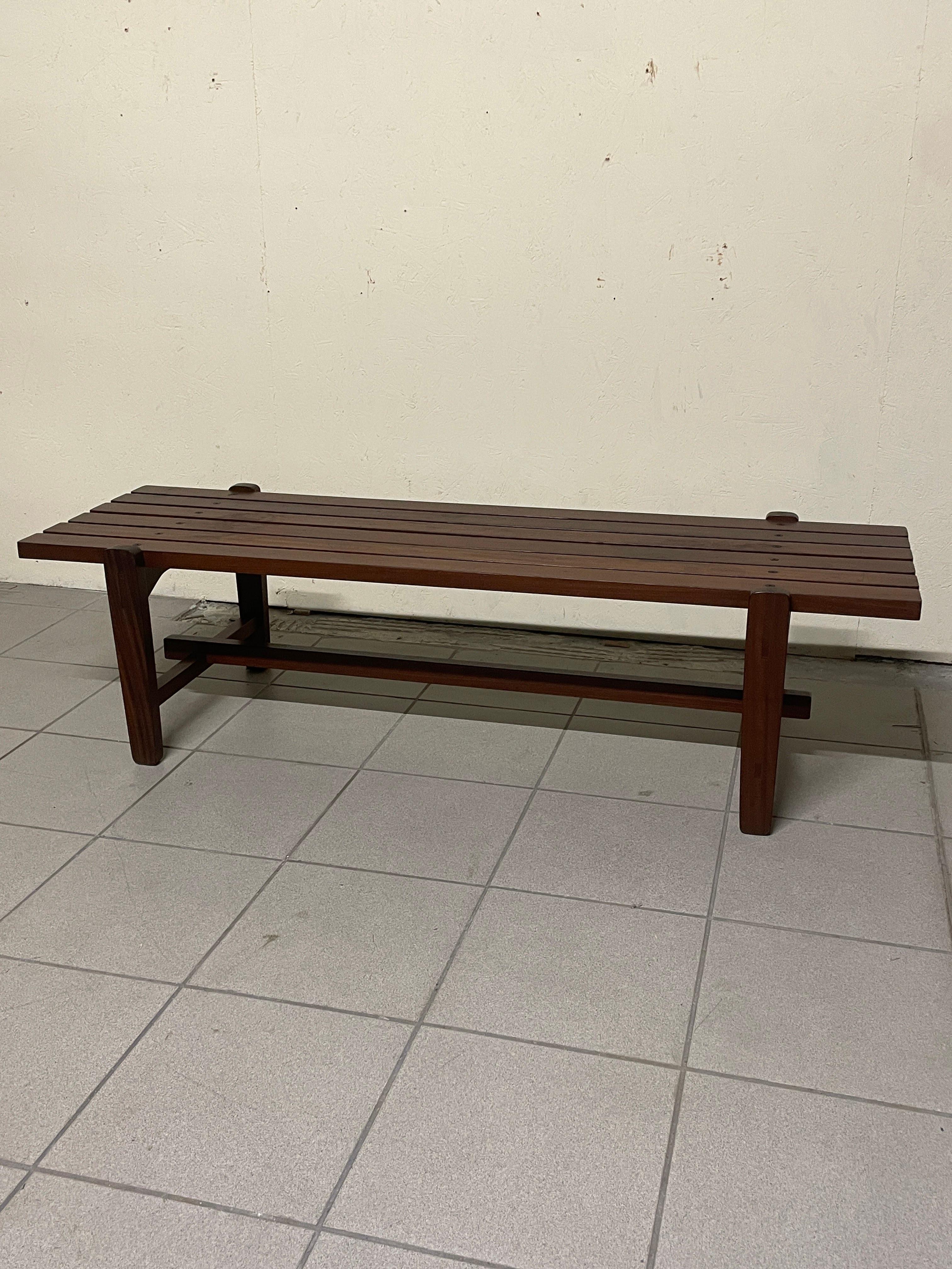 Panca di origine scandinava degli anni '60 in legno di teak.

Design pulito, elegante e molto comoda. Ideale per essere posizionata in un ingresso o in una camera da letto.

Condizioni ottime, legno a posto. Abbiamo provveduto a darle una mano di