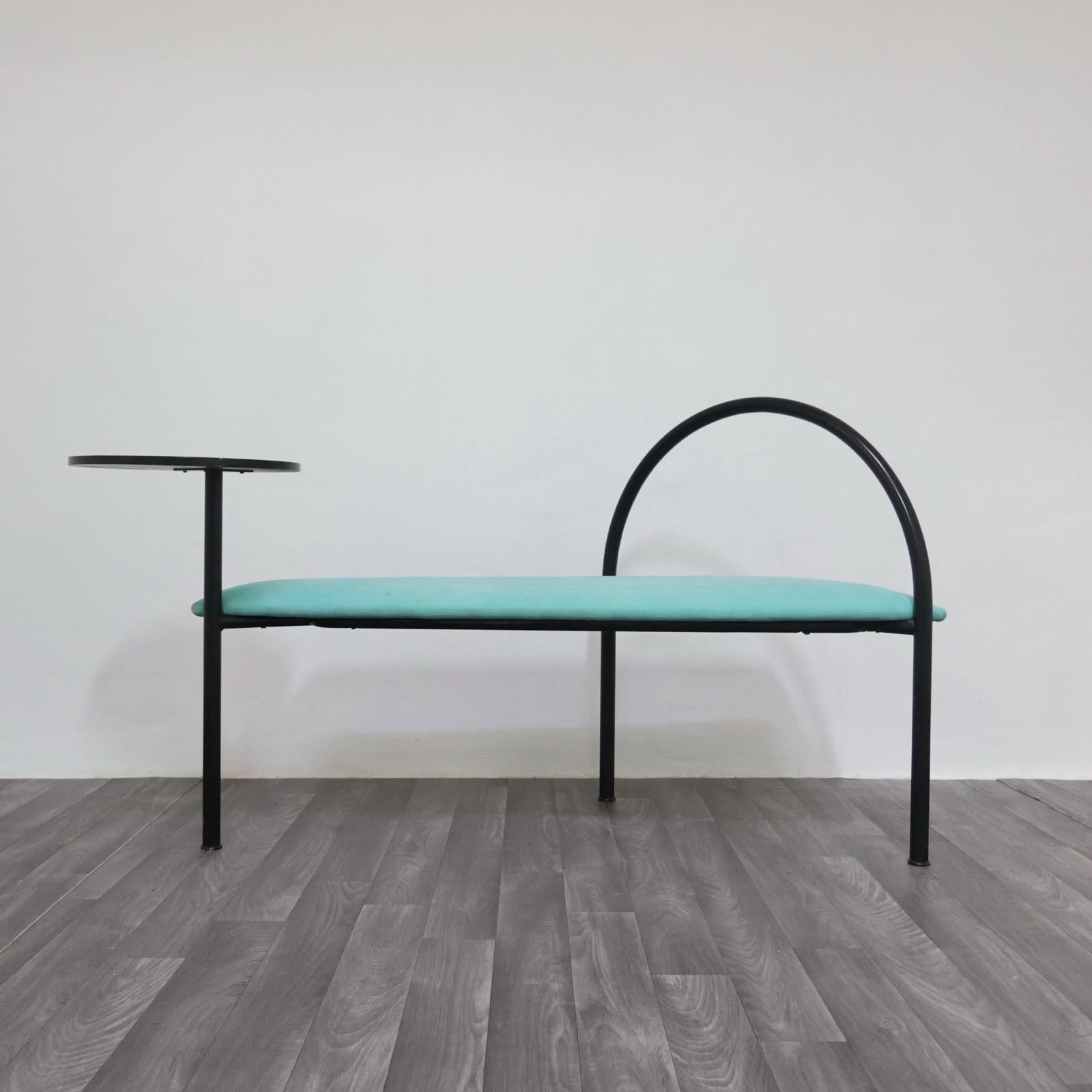 Panca 2 posti in chiave post moderna, realizzata nello stile di Memphis Milano.


Structure en métal courbé, avec piano circulaire pour le café.


*tessuto della seduta da lavare*



L'articolo è in buone condizioni conservative, non vi è alcun