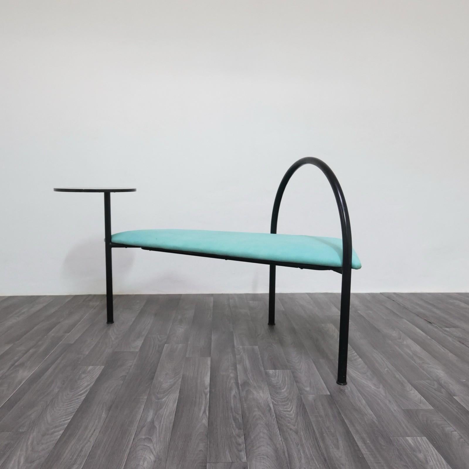 Postmoderne Post Design/One con tavolino design post-moderne Italie 1980's memphis style en vente