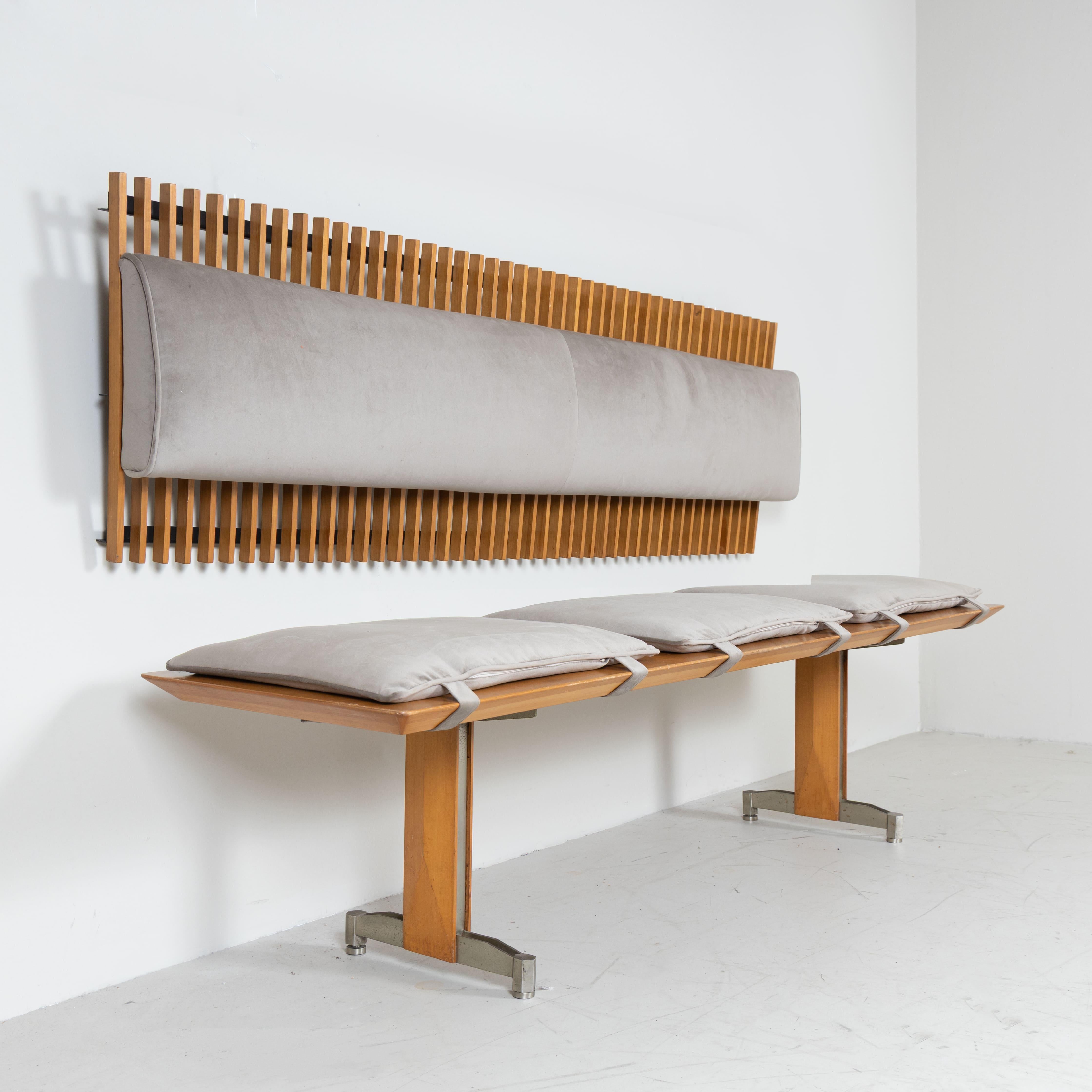 Elegante panca anni ’60 con struttura in legno massello e cuscini rivestiti in velluto, che caratterizzano seduta e schienale. Le linee essenziali e il contrasto tra i materiali conferiscono a questo arredo un fascino sobrio e raffinato, perfetto
