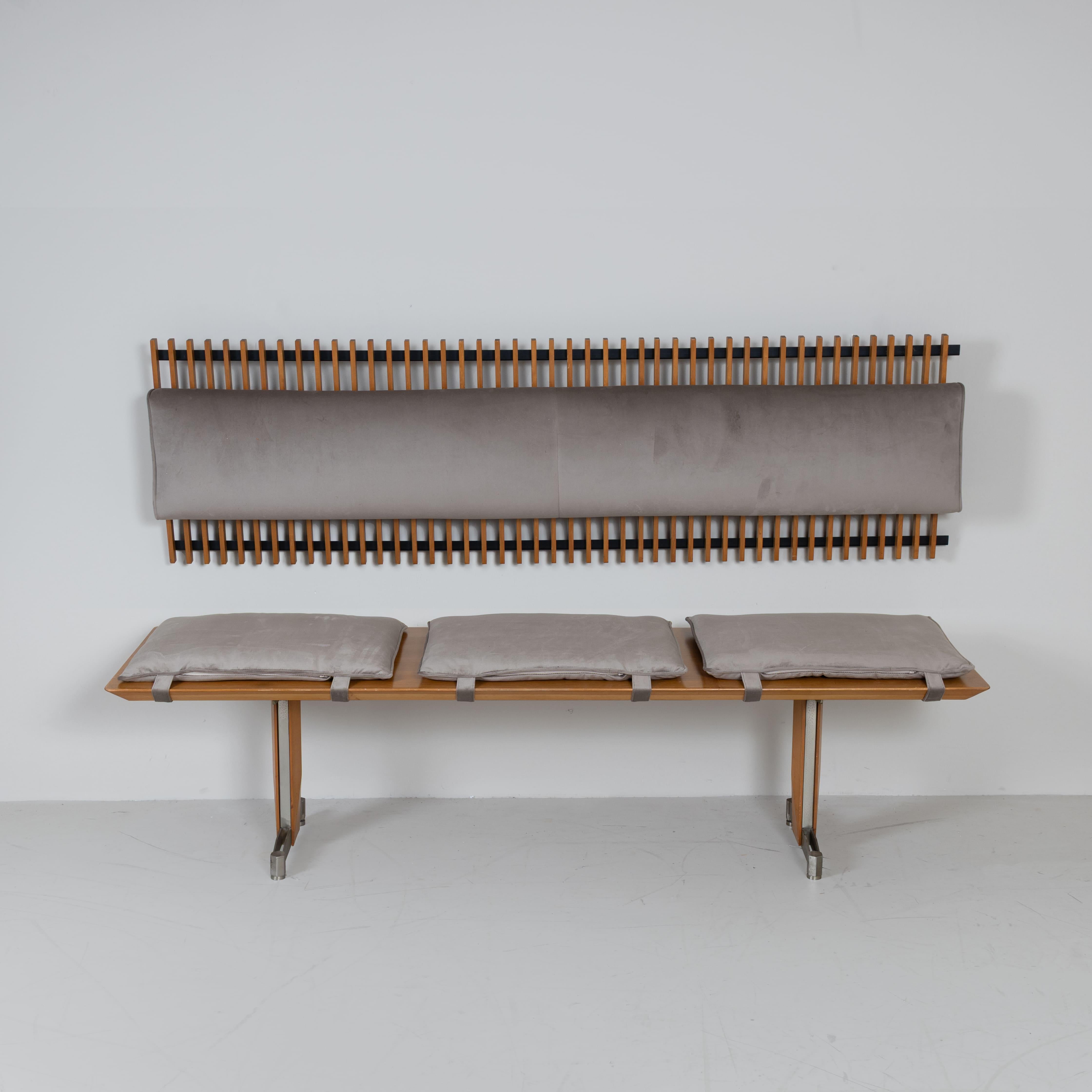 Mid-Century moderno Panca in legno con cuscini e schienale in velluto, 1960 in vendita