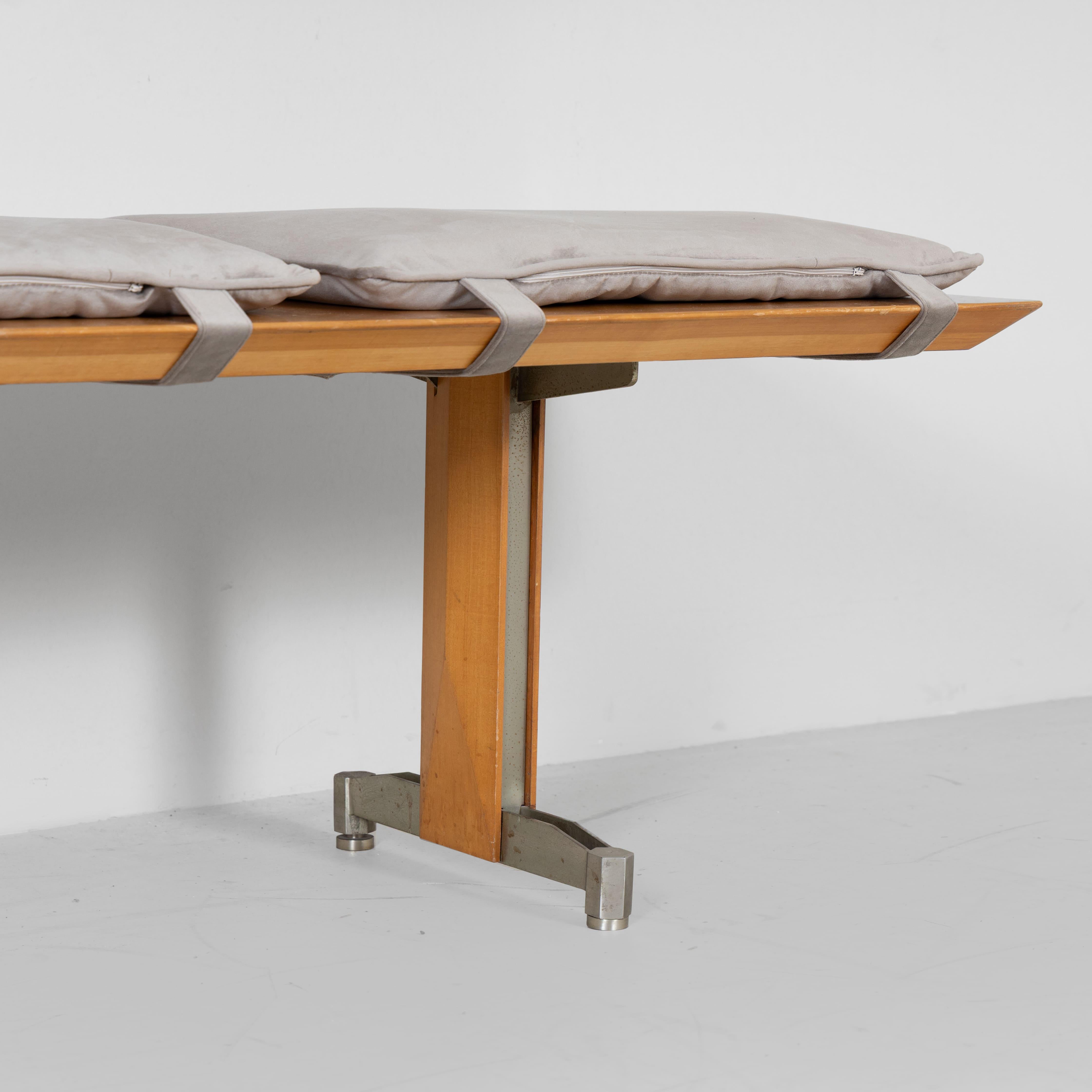 Mid-20th Century Panca in legno con cuscini e schienale in velluto, 1960 in vendita
