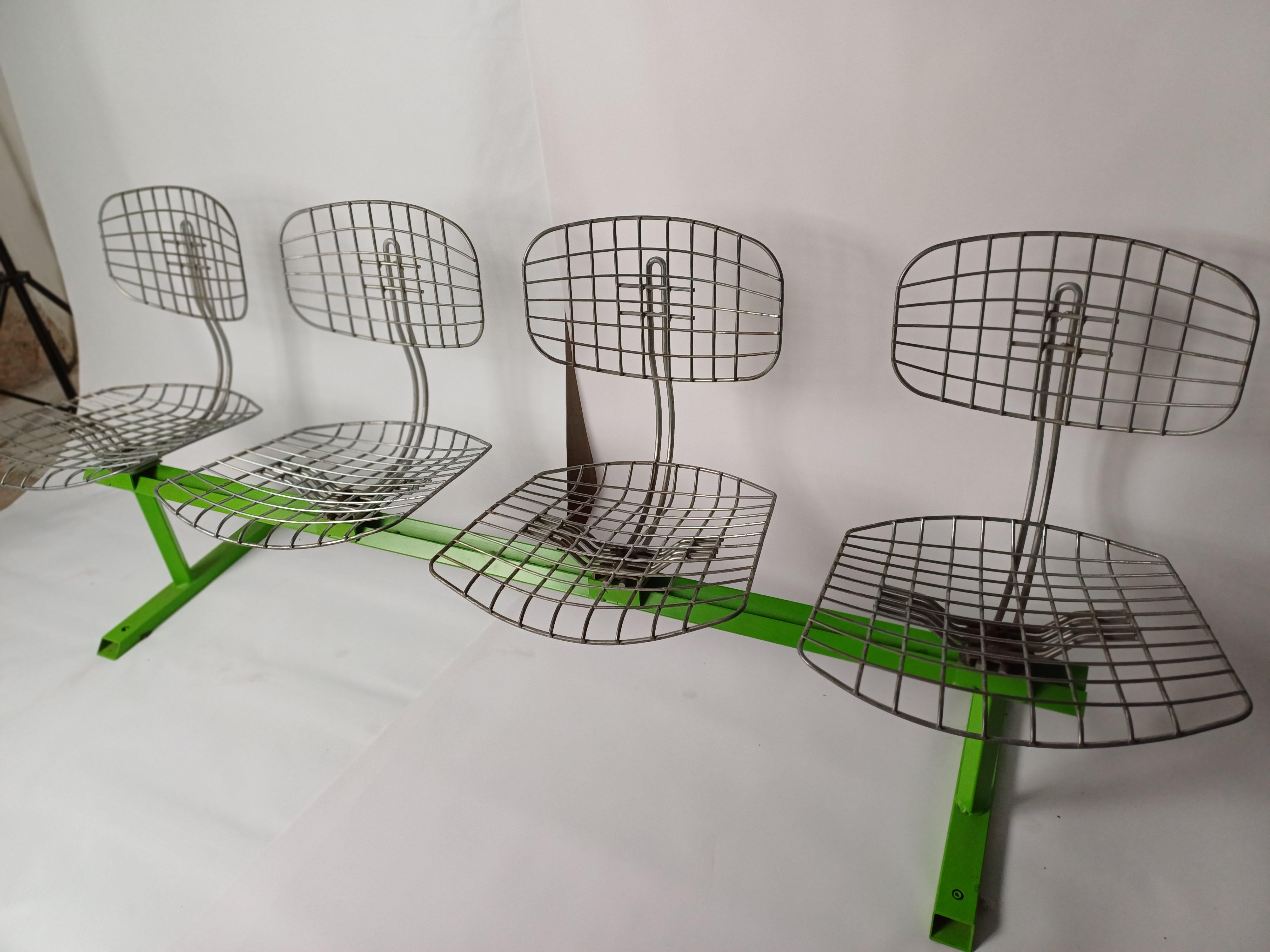Electro-galvanized wire mesh 4-seater bench on green lacquered metal sled base from the Trellis series Teda Edition, circa 1974.
This elegant bench comes from the Georges Pompidou Center Amphitheater, Centre National D'Art et de Culture Georges