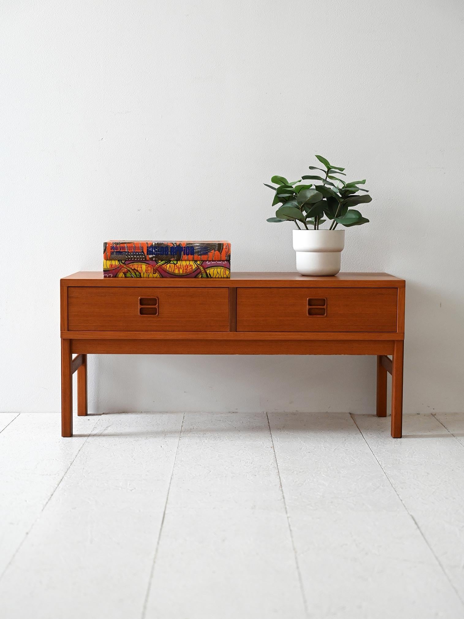 Panca scandinava vintage con due cassetti e maniglie incassate, modello “Comet” in teak.

Panca modello “Comet” prodotta da Bogeryds Möbelfabrik negli anni 60. Struttura in teak con due cassetti dotati di maniglie incassate quadrate, disegnata con