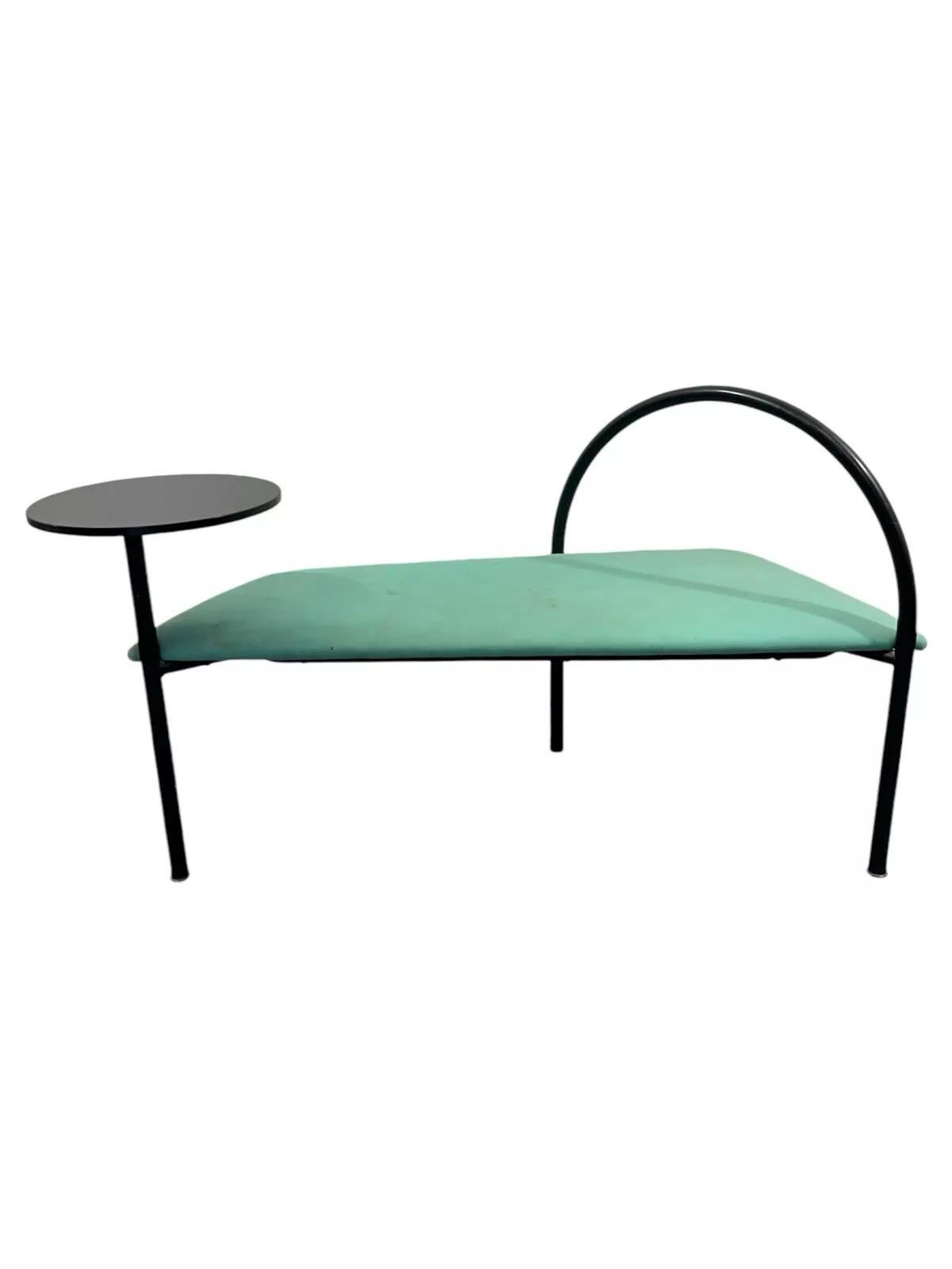 Memphis Style 198O's Modern Post Bench.


Banc 2 places dans une tonalité post-moderne, réalisé dans le style de Memphis Milano.


Cadre métallique incurvé avec plateau de café circulaire.


*tissu du siège à laver*



L'article est en bon état de