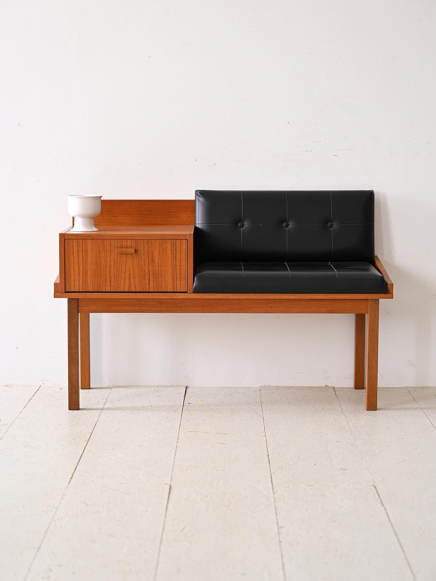 Panchetta scandinava con seduta imbottita e cassetto rialzato.
Questa originale pezzo d'arredo scandinavo presenta una configurazione unica e moderna. Chiamata 