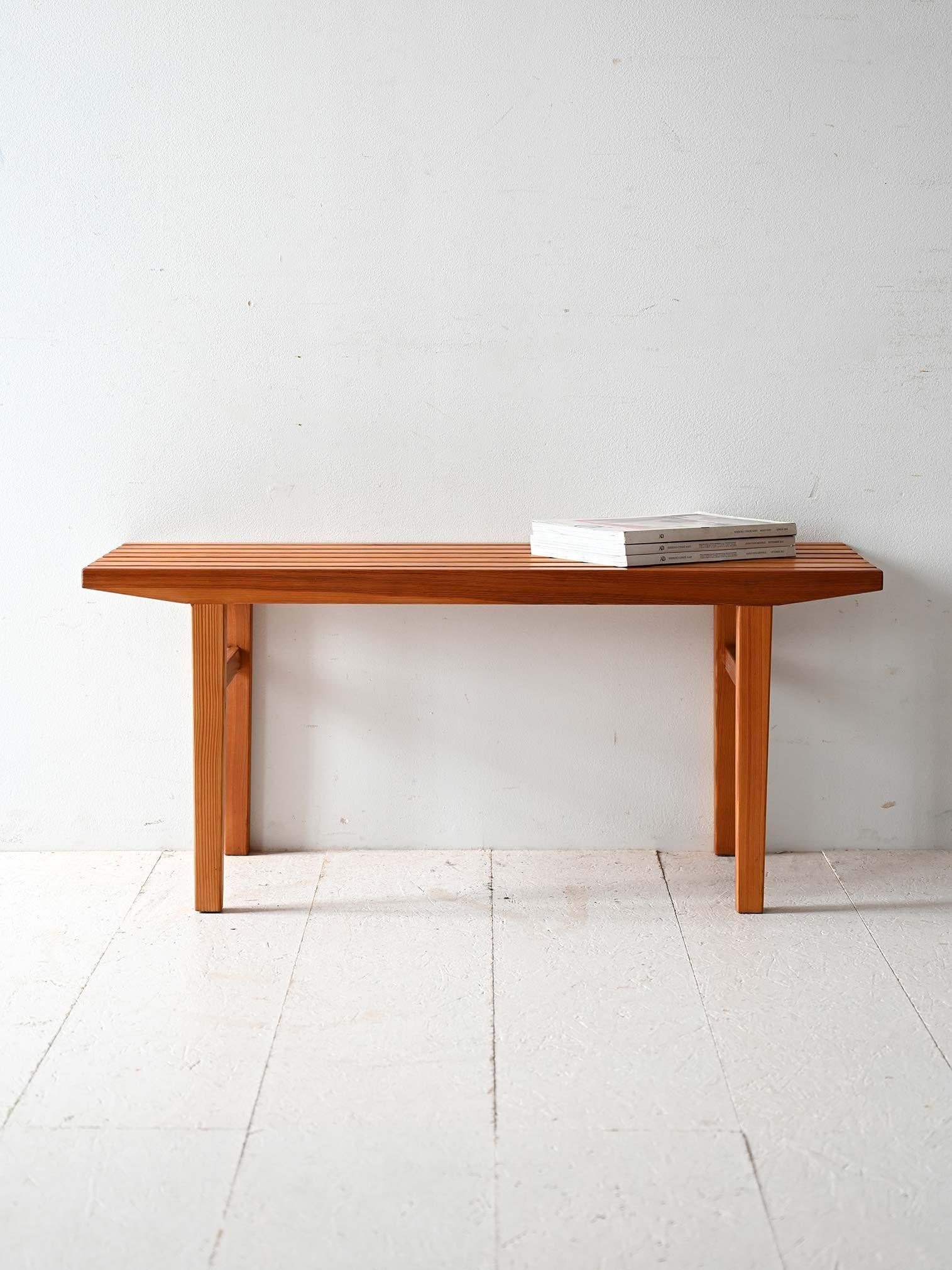 Scandinavian vintage 1960s pine bench with slatted surface and essential lines with an understated design typical of the Nordic style.

Scandinavian 1960s bench made of solid pine, featuring a parallel-slat top that lightens the structure and gives