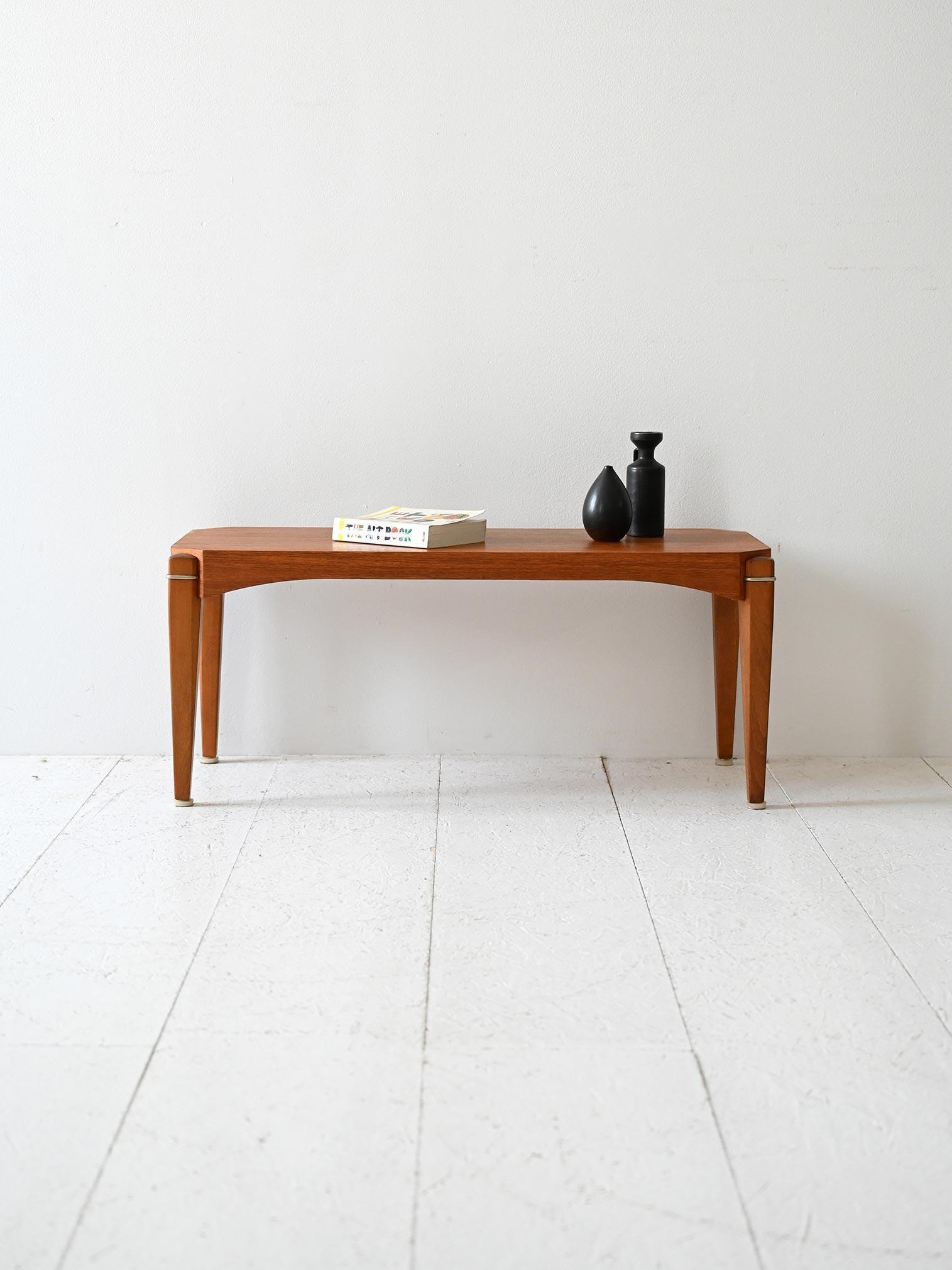 Panca in teak anni ’60 con gambe rastremate e anelli in metallo a vista dal gusto minimalista.

Panca scandinava originale degli anni ’60, interamente realizzata in teak con finitura calda e uniforme. Le gambe rastremate sono collegate al piano