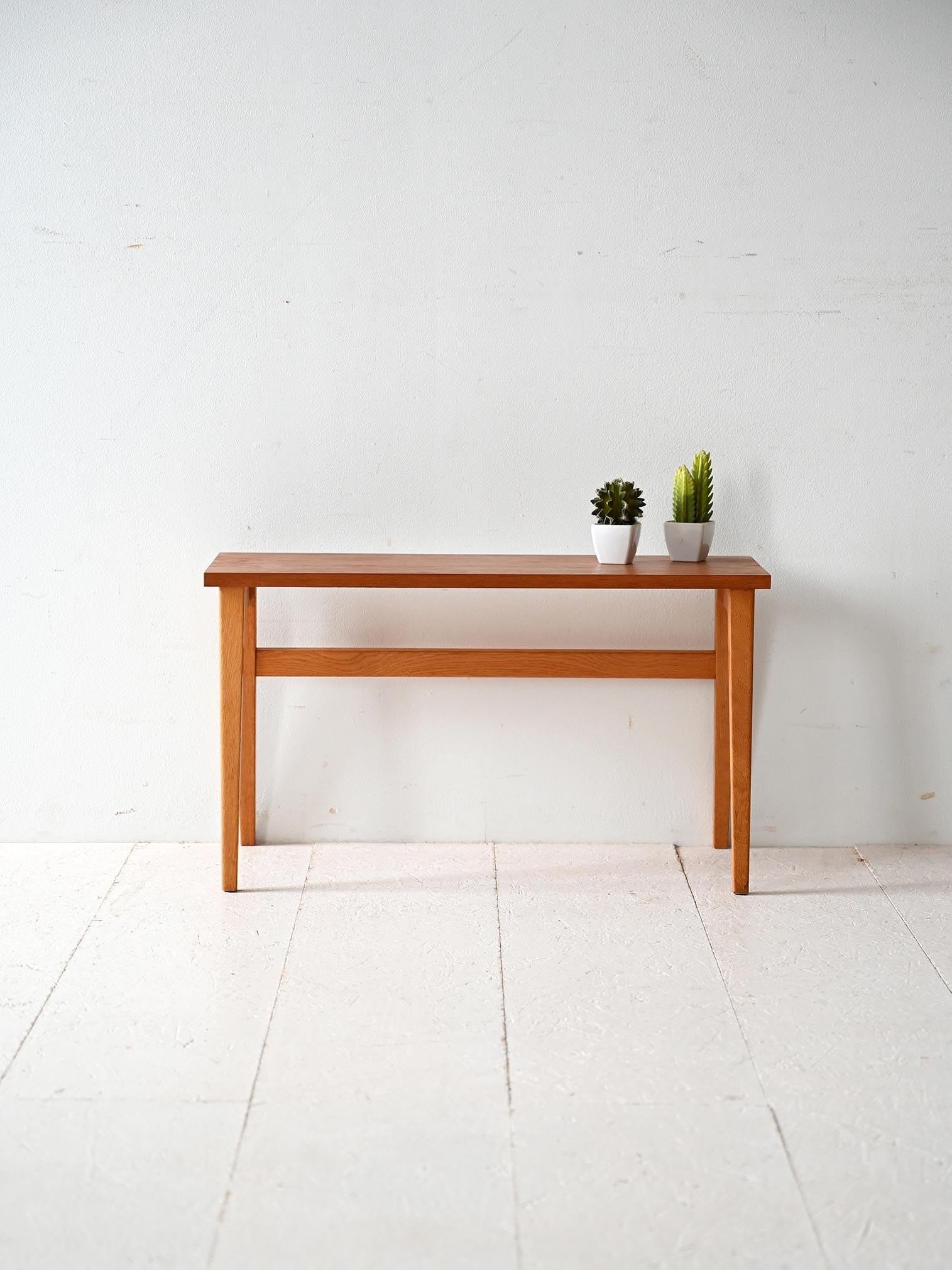 Banc suédois en teck avec une structure essentielle et des pieds effilés. Lignes épurées et construction solide typiques du design nordique.

Banc suédois des années 1950-1960 en teck, avec un plateau rectangulaire et une structure stable. Les pieds