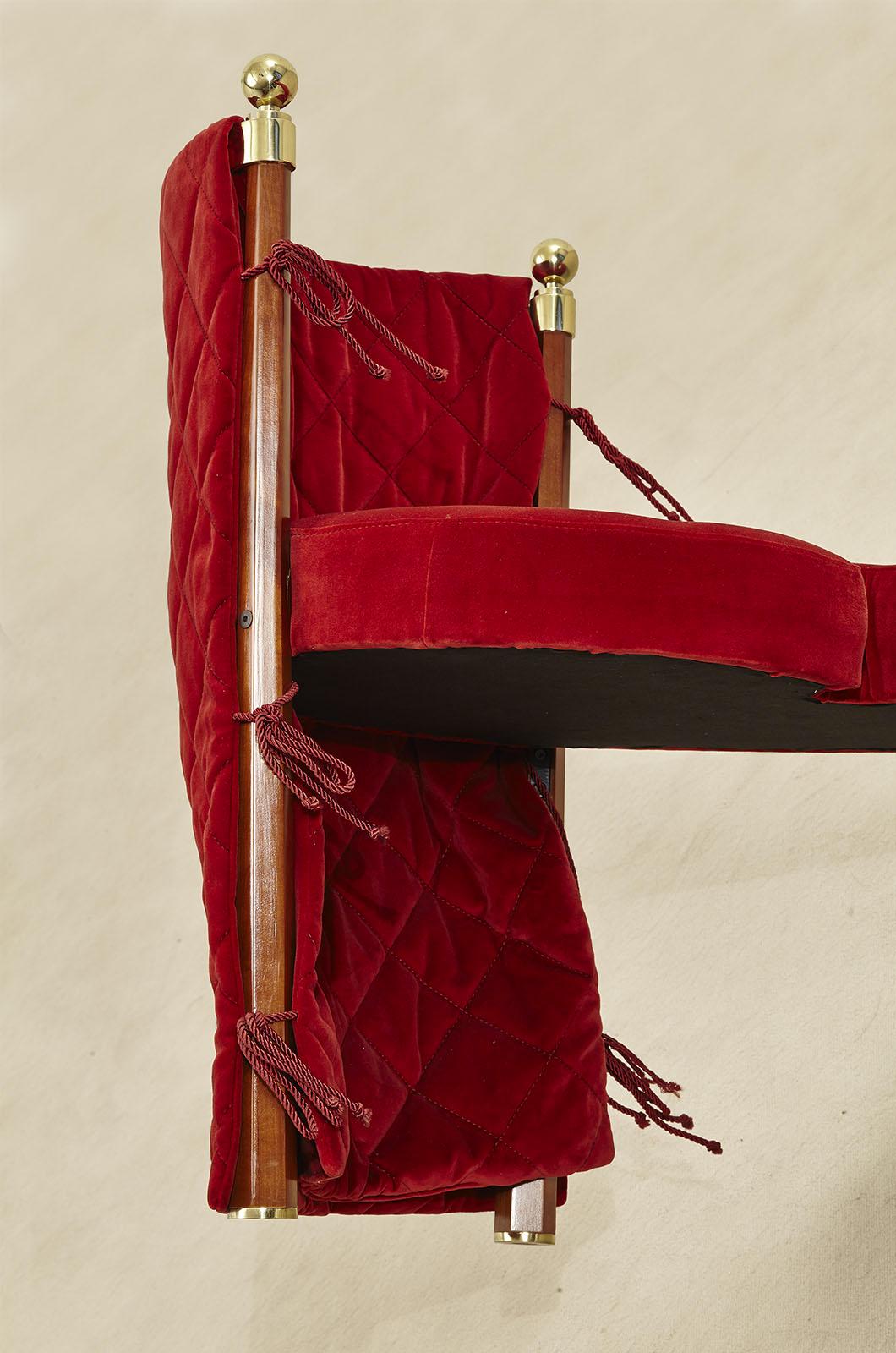 Elegante panca a tre posti disegnata da Jeannot Cerruti per lo studio milanese Sawaya & Moroni nel 1991. La panca si sviluppa in modo curvilineo, andando ad ampliare la superficie di seduta alle due estremità. La panca ha una base in legno di