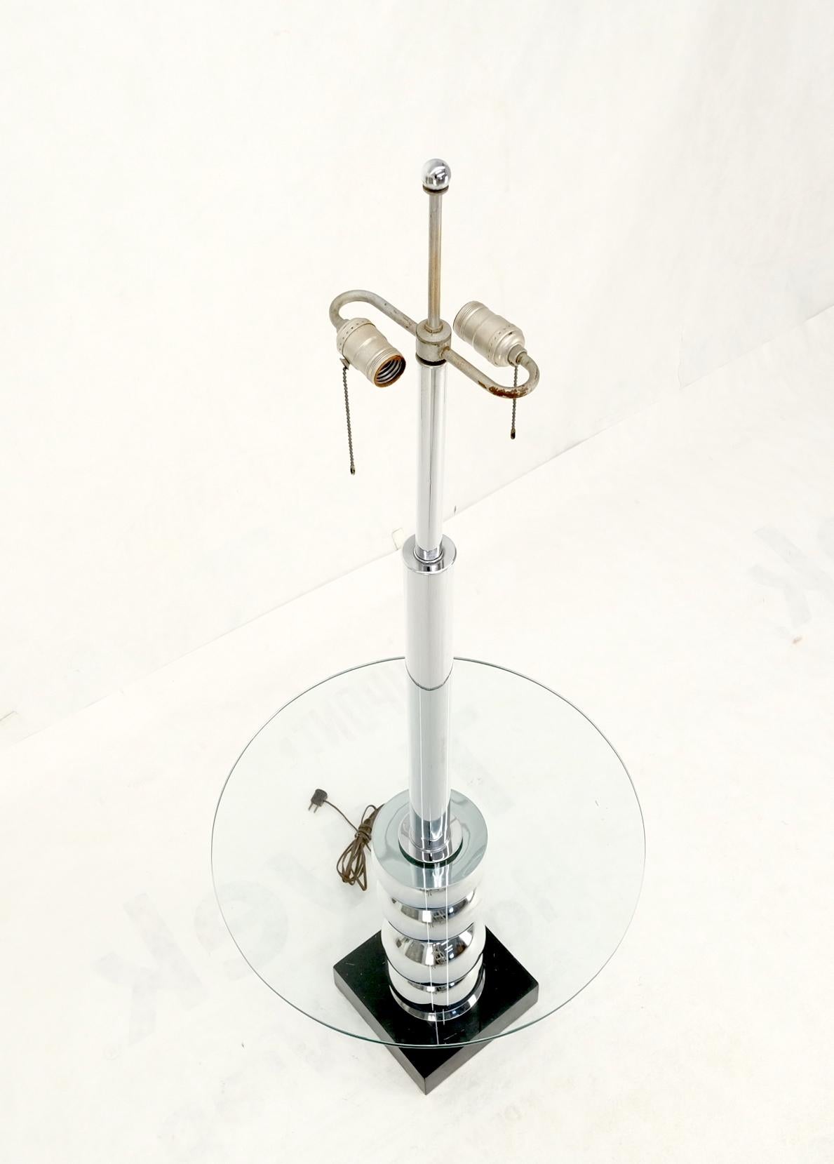 Lampadaire d'extrémité de table en forme de sphères chromées encastrées à base en verre, mi-siècle moderne en vente 6