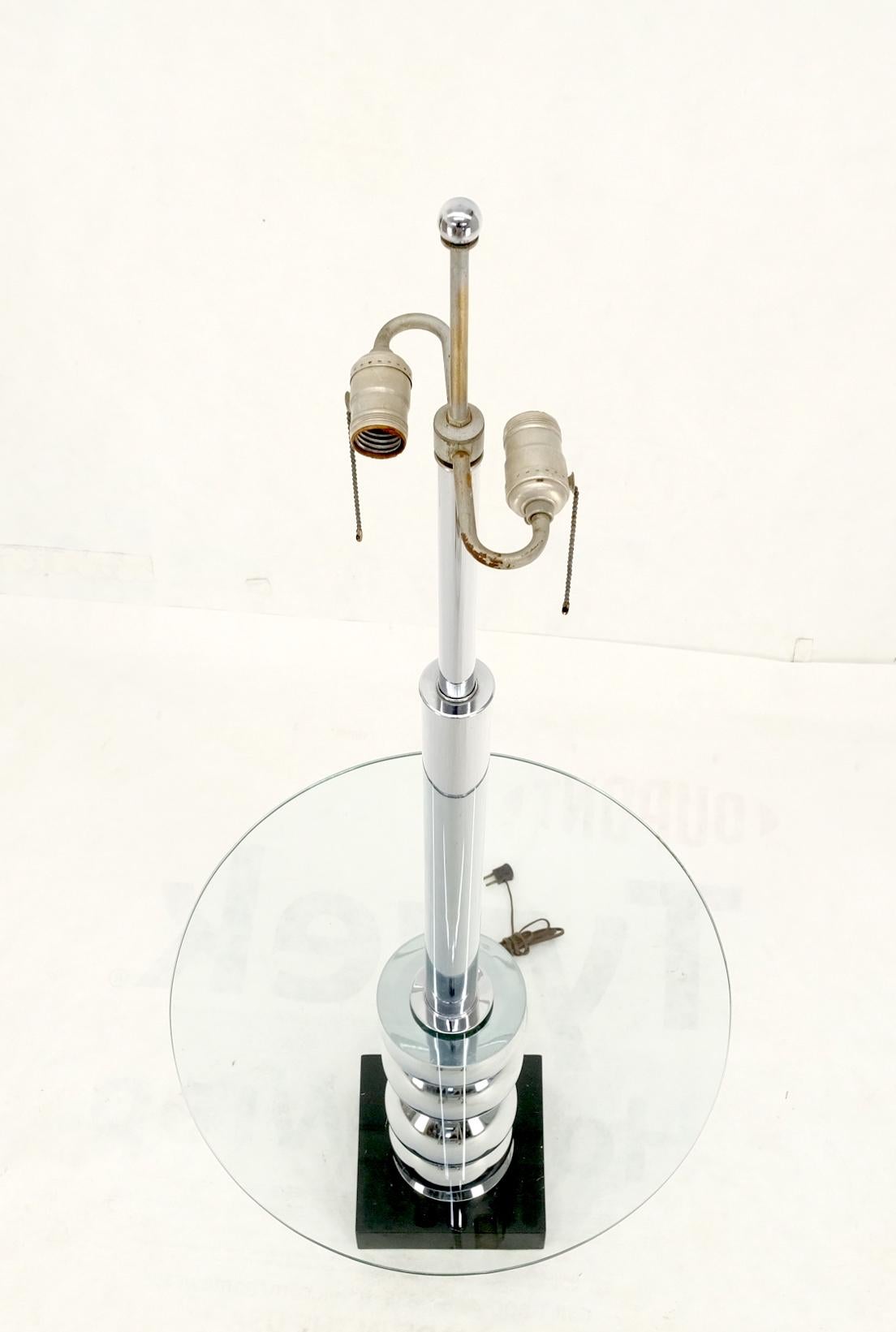 Lampadaire d'extrémité de table en forme de sphères chromées encastrées à base en verre, mi-siècle moderne en vente 7