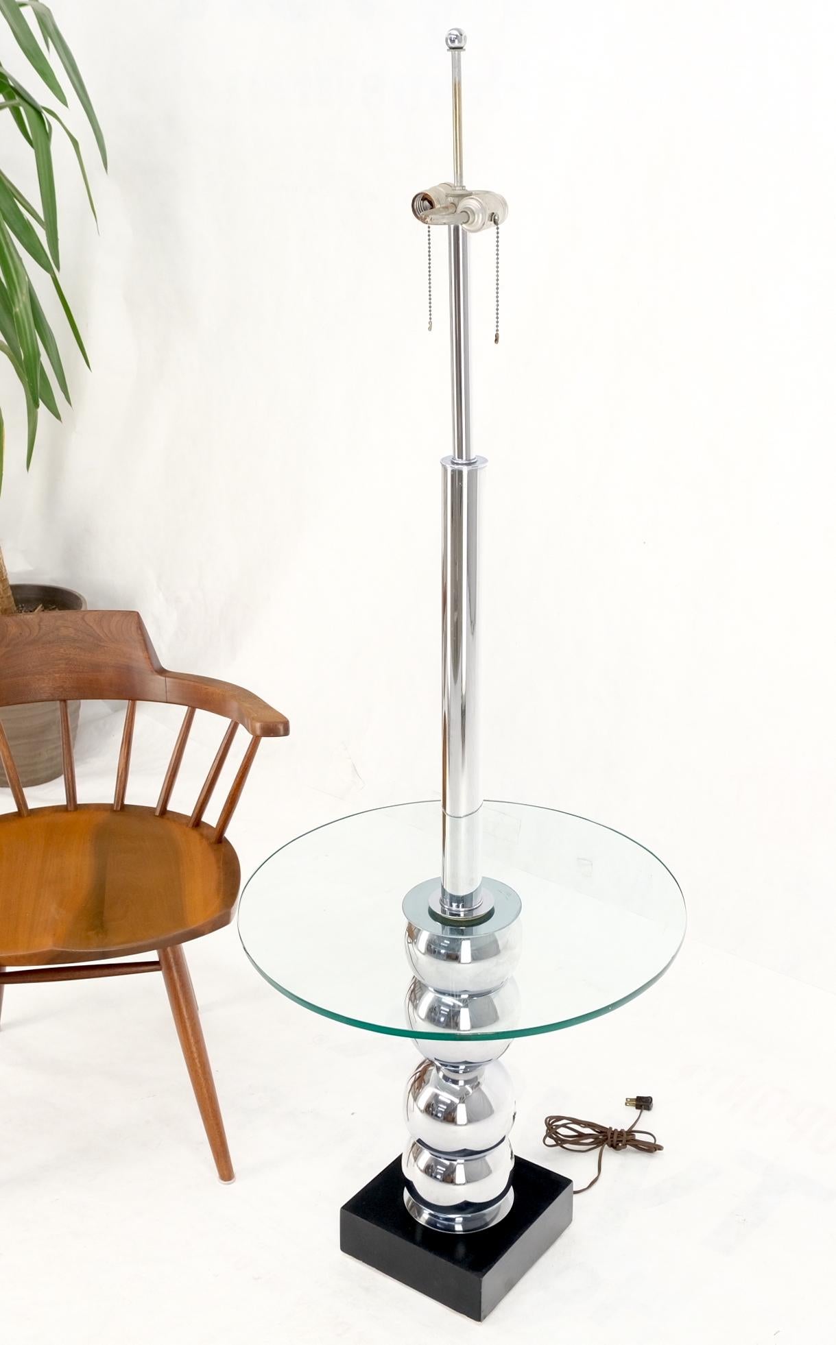 Lampadaire d'extrémité de table en forme de sphères chromées encastrées à base en verre, mi-siècle moderne en vente 8