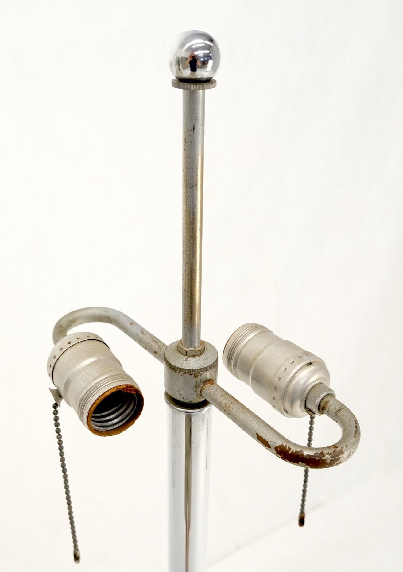 Lampe de table d'appoint en verre à base de sphères chromées, de style Mid-Century Modern.
Le verre mesure 1/2'' d'épaisseur.