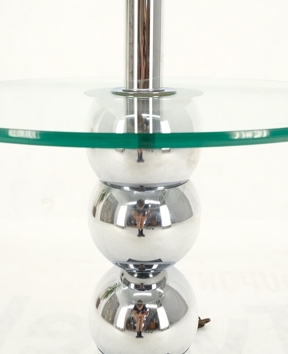 Mid-Century Modern Lampadaire d'extrémité de table en forme de sphères chromées encastrées à base en verre, mi-siècle moderne en vente