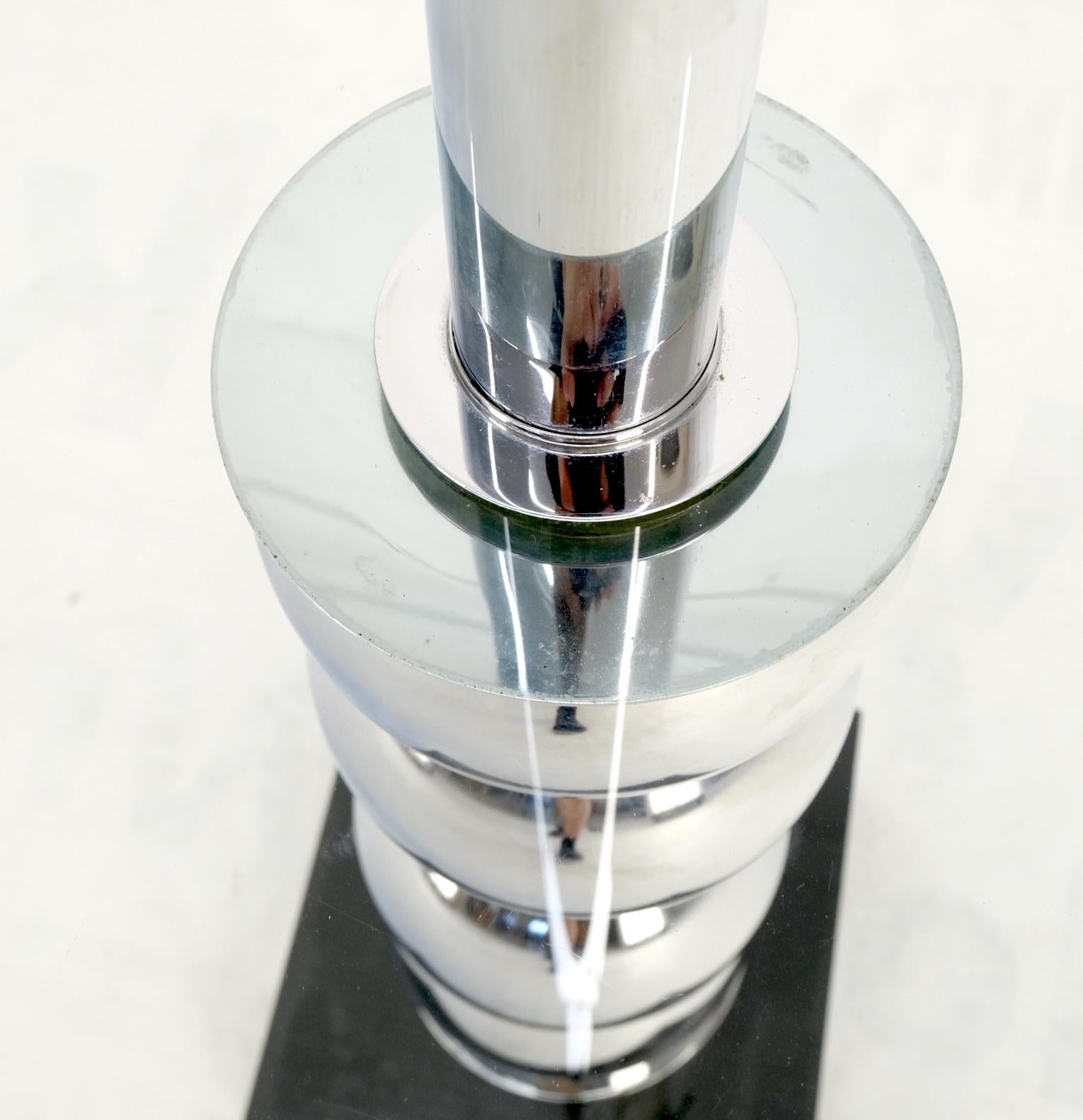 20ième siècle Lampadaire d'extrémité de table en forme de sphères chromées encastrées à base en verre, mi-siècle moderne en vente