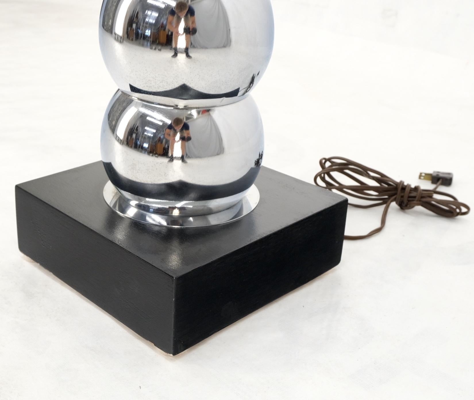 Verre Lampadaire d'extrémité de table en forme de sphères chromées encastrées à base en verre, mi-siècle moderne en vente
