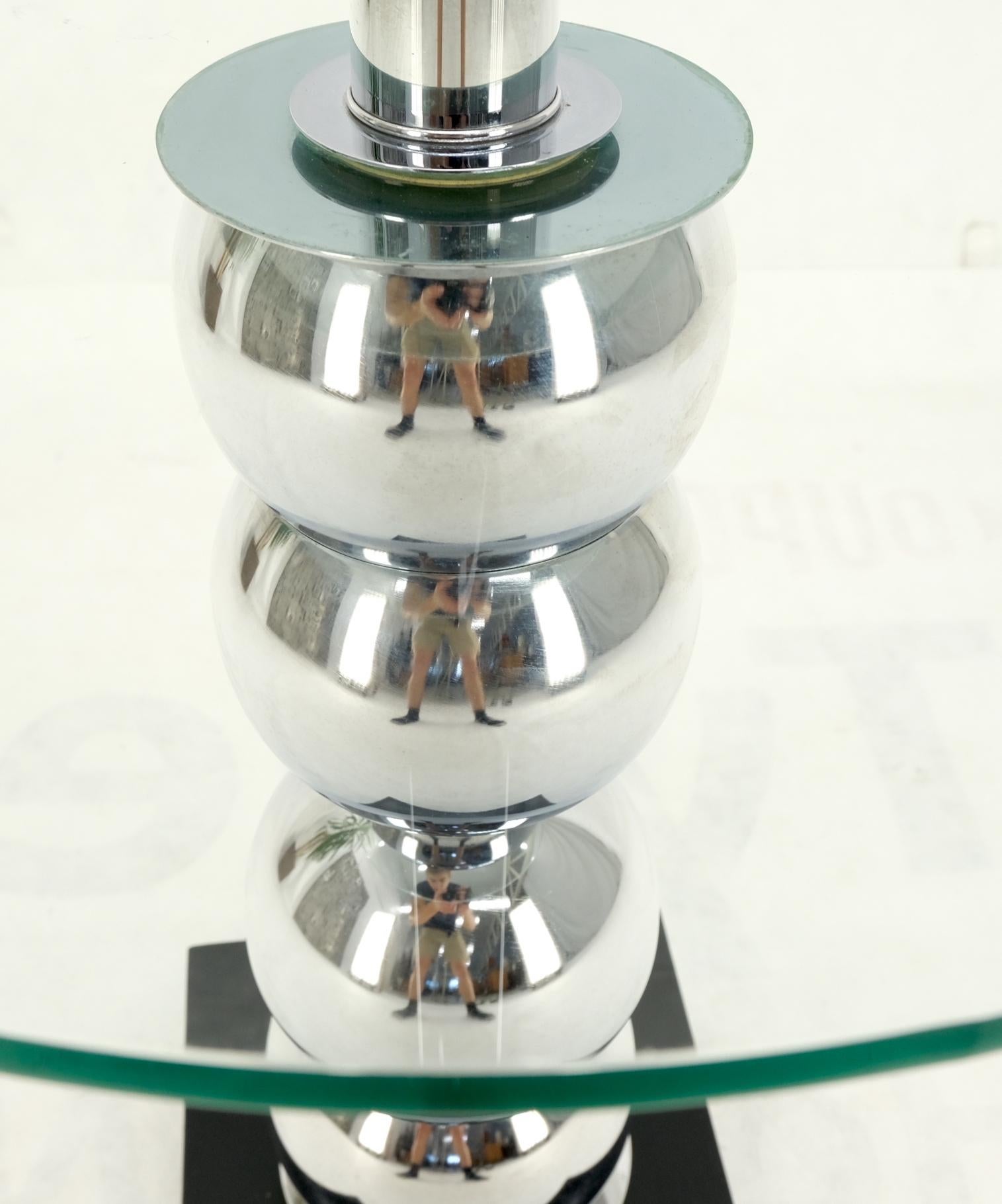 Lampadaire d'extrémité de table en forme de sphères chromées encastrées à base en verre, mi-siècle moderne en vente 1