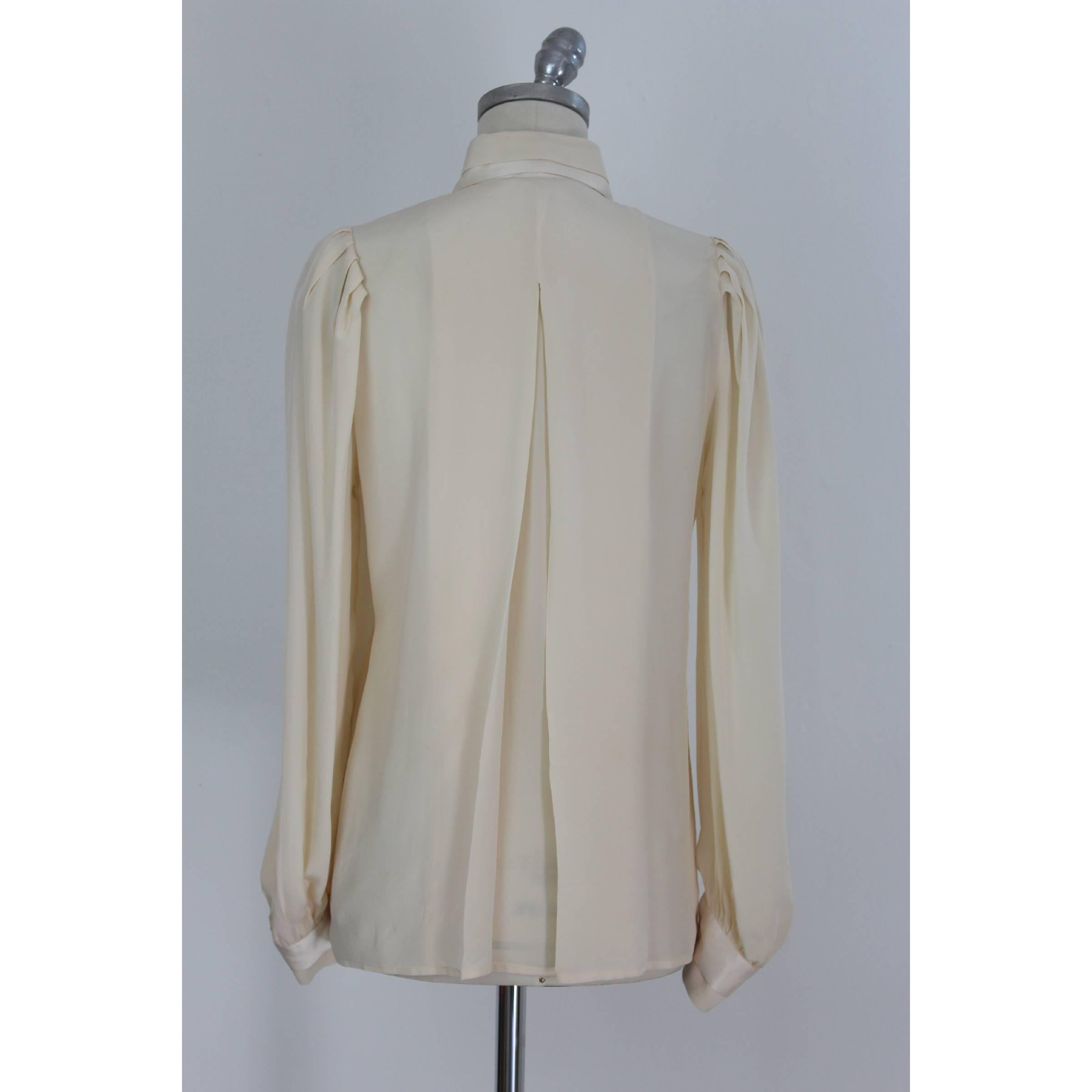 Tuxedo beige silk shirt. Made by Pancaldi in the 70s. The shirt has hidden buttons, double collar. In excellent vintage condition.

Size 42 IT 8 US 10 UK

Shoulder: 42 cm
Bust / Chest: 57 cm
Sleeves: 62 cm
Length: 74 cm

Material: