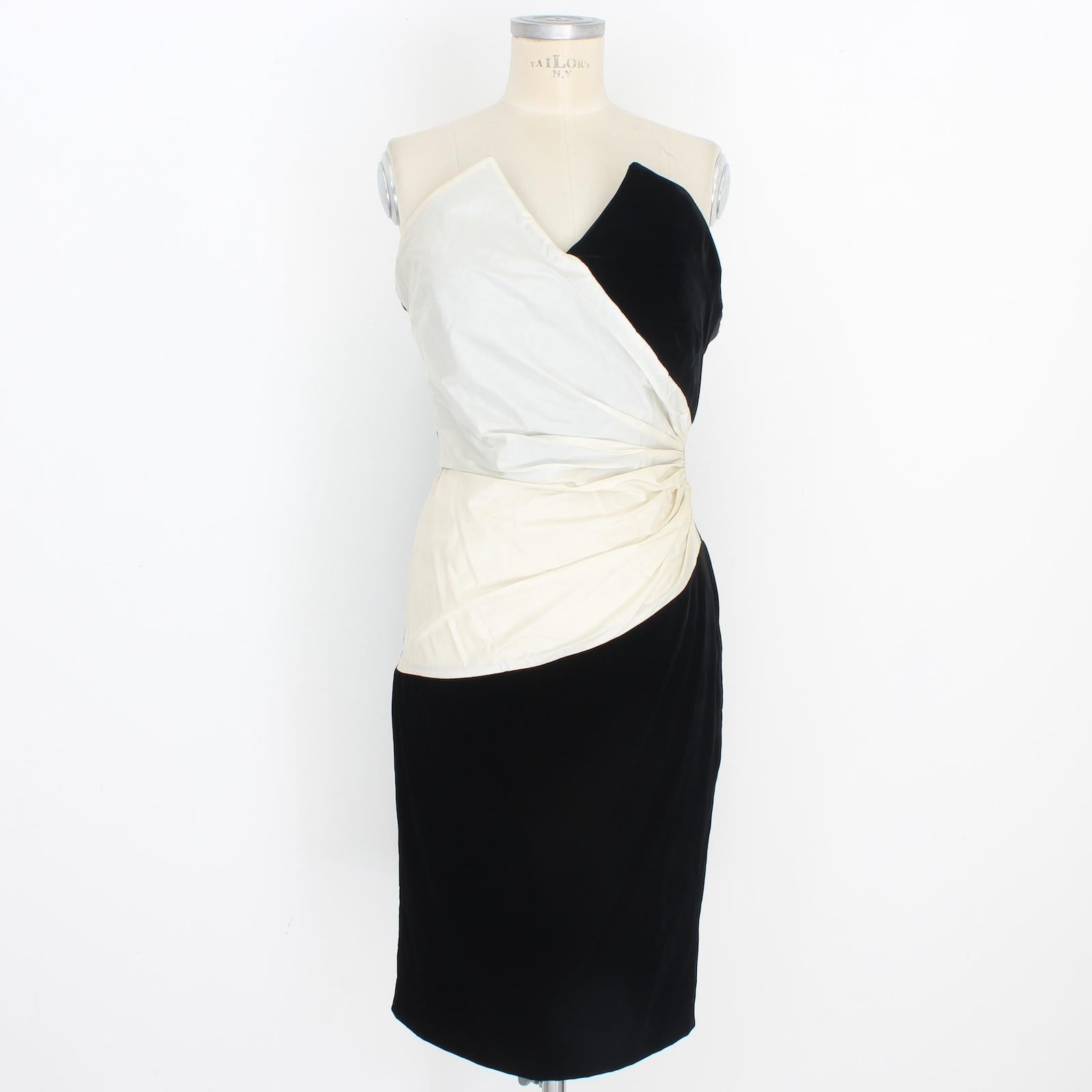 La robe de soirée Pancaldi vous surprendra ! Cette robe vintage des années 80 associe une silhouette intemporelle à une touche contemporaine - un bustier et une luxueuse combinaison de velours et de soie. L'encolure en cœur ajoute une touche de