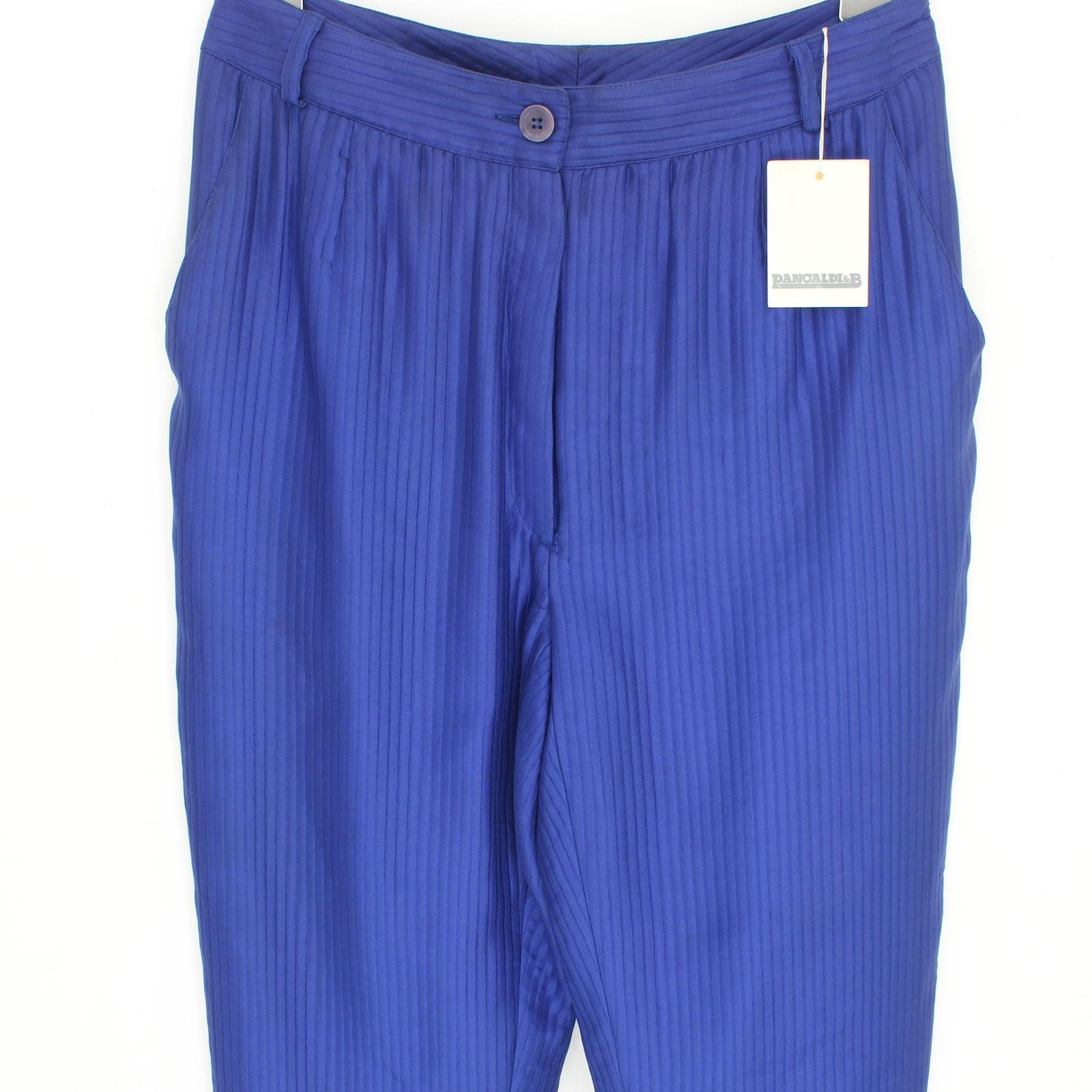 Die im Vintage-Stil der 90er Jahre gefertigte Pancaldi-Hose ist der Inbegriff klassischer Eleganz. Diese Nadelstreifenhose aus luxuriöser blauer Seide hat einen geraden Schnitt für einen zeitlosen Look. Sie sind perfekt für jede Gelegenheit und