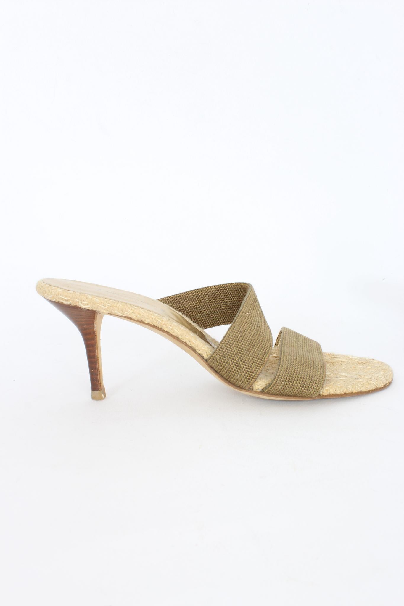 Pancaldi vintage sandal shoes from the 90s. Raffia sole and elastic bands on the instep, stiletto heel. Beige and brown color. Outer sole 100% leather. Made in italy.

Size: 38 It 7.5 Us 5 Uk

Length: 25 cm
Heel height: 6.5 cm